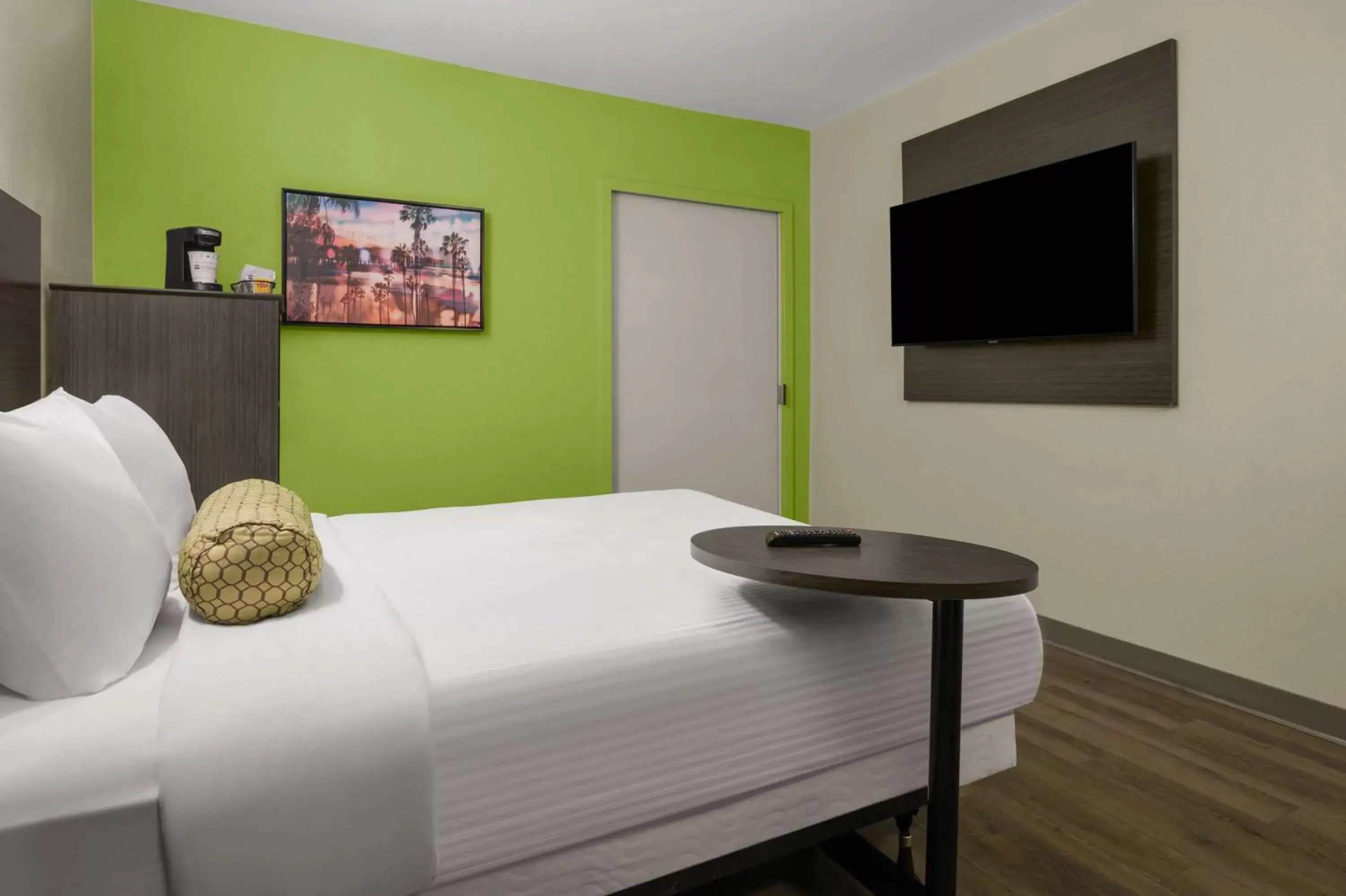 Bedroom, Bed in SureStay Hotel by Best Western San Diego Pacific Beach Bedroom, Bed in SureStay Hotel by Best Western San Diego Pacific Beach