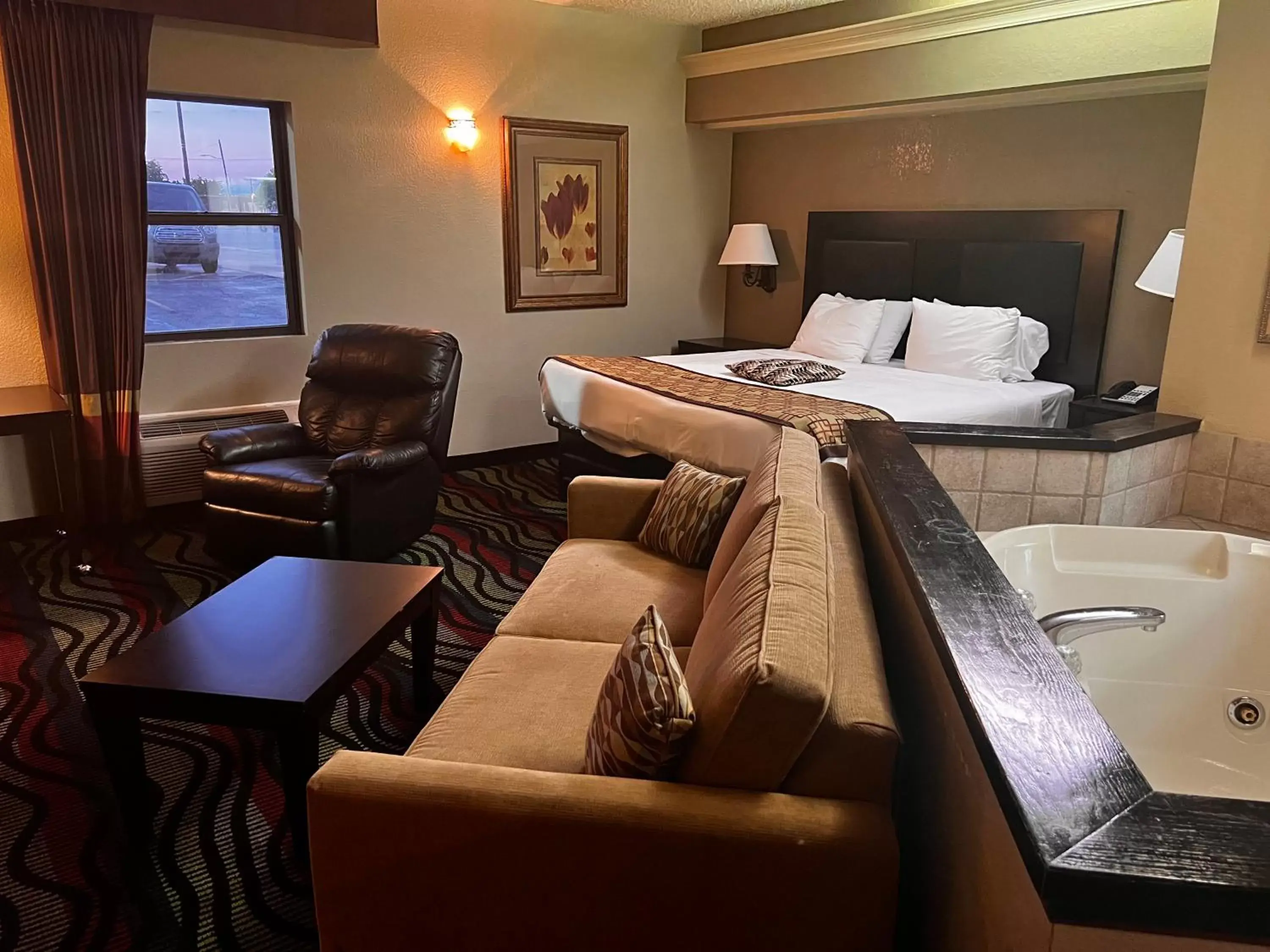 Seating area, Bed in Apple Tree Inn Seating area, Bed in Apple Tree Inn