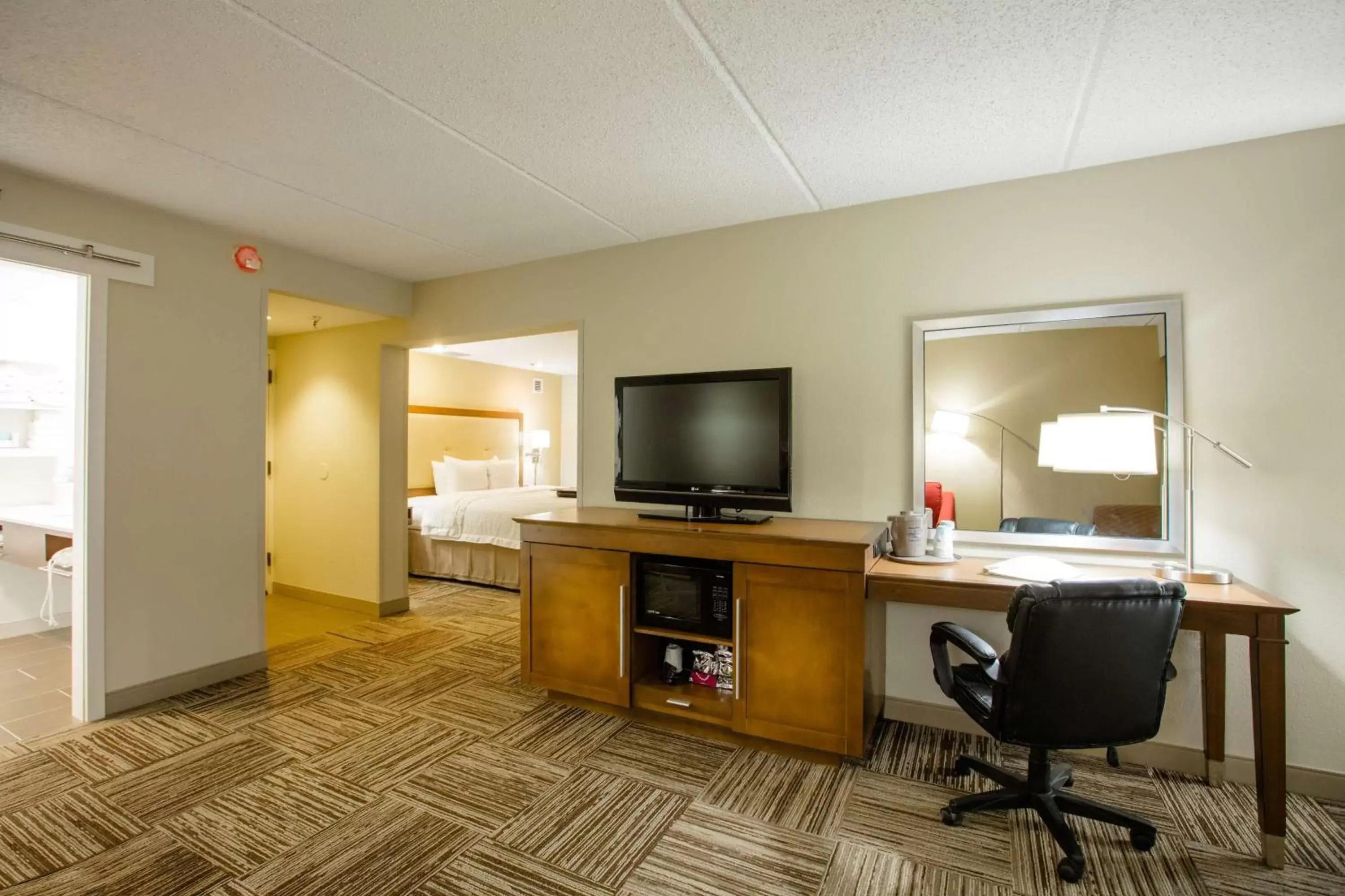 Living room, TV/Entertainment Center in Hampton Inn Atlanta-Northlake