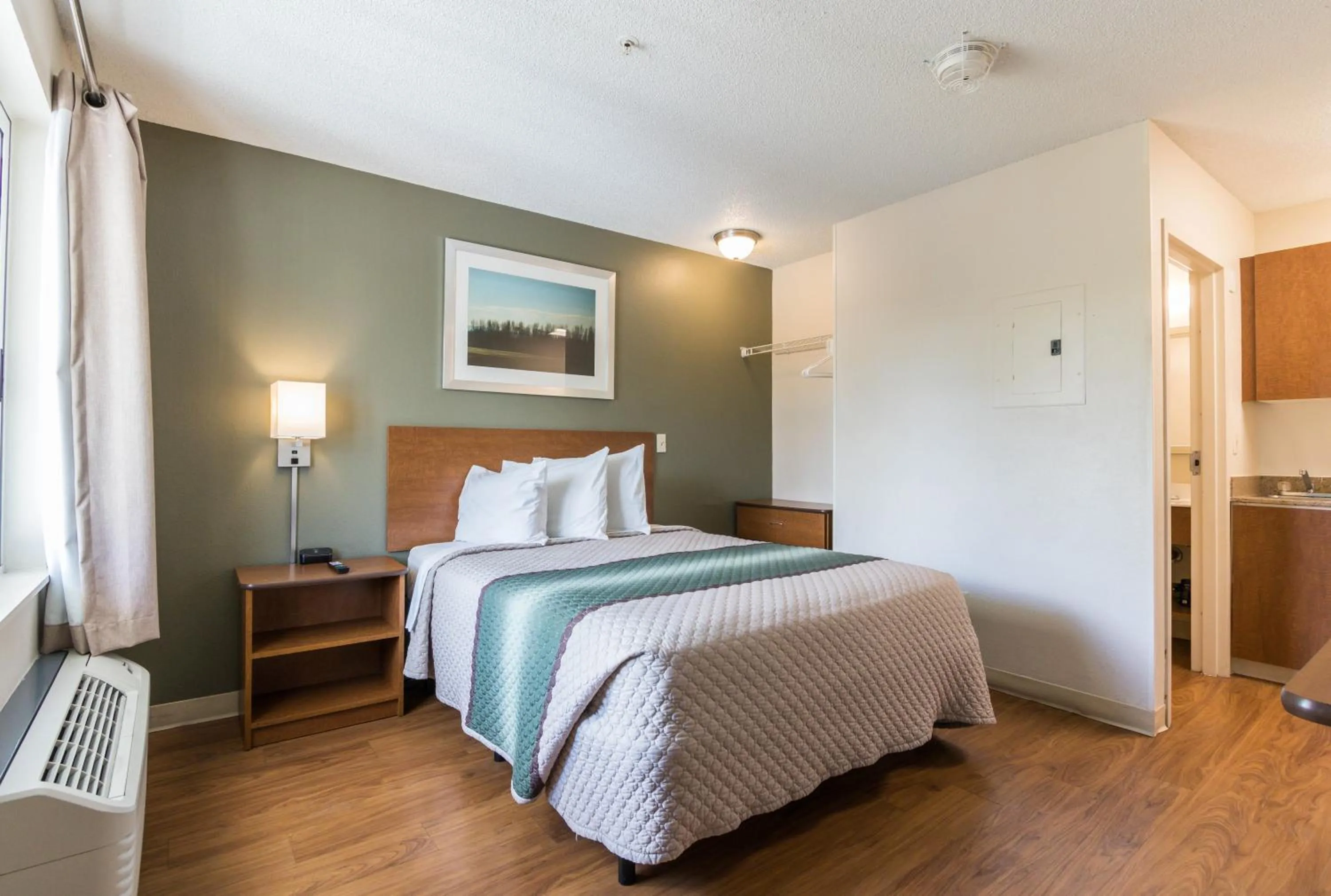 Photo of the whole room, Bed in HomeTowne Studios by Red Roof Fort Lauderdale