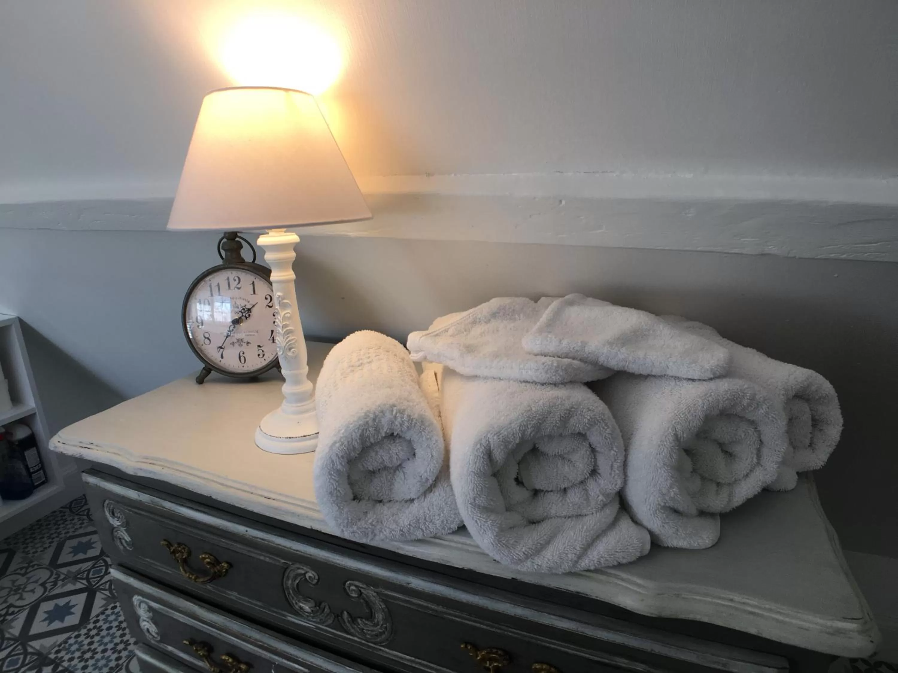 Bathroom, Bed in La Romance et la Romanesque