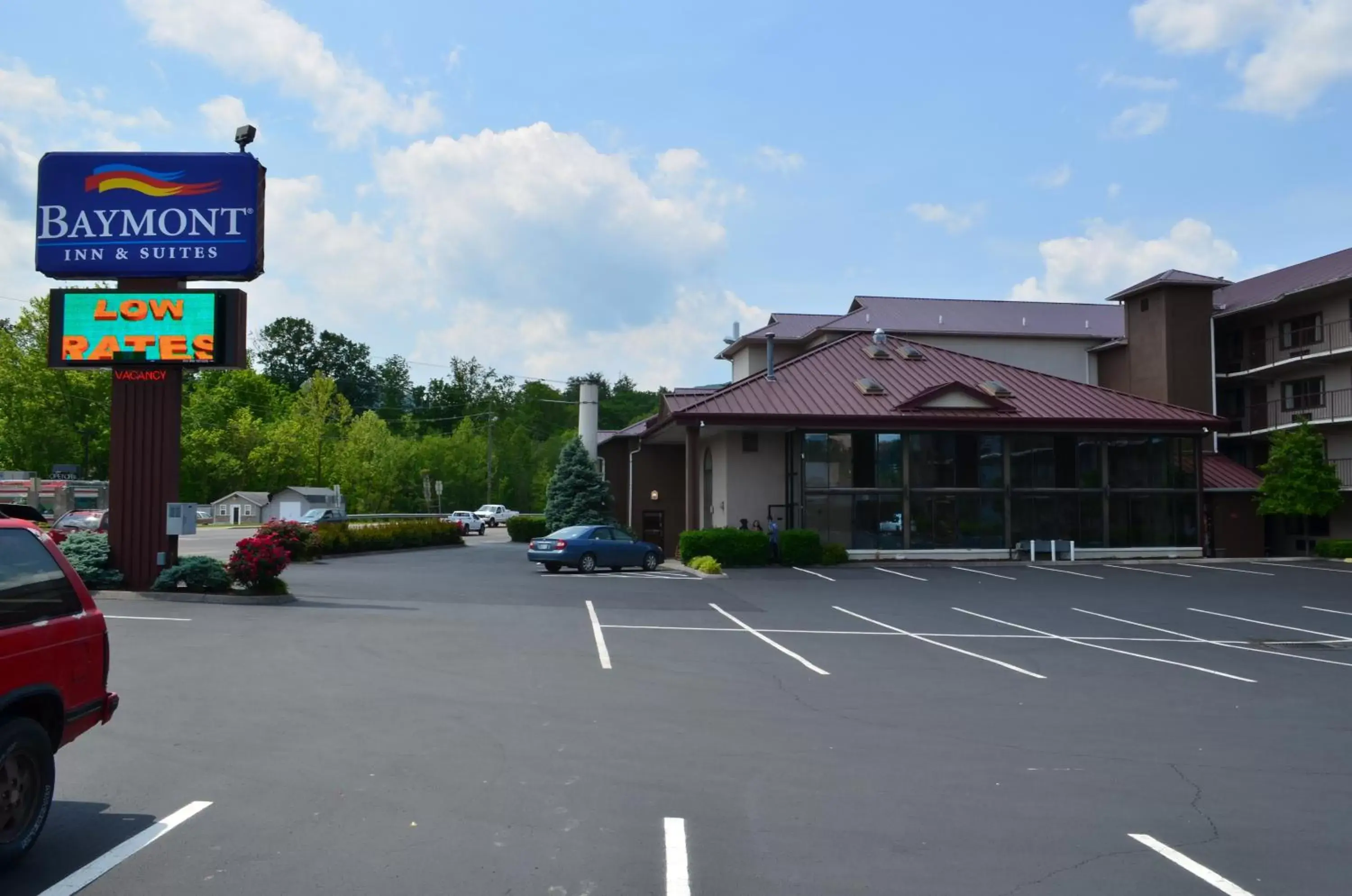 Property building in Baymont by Wyndham Pigeon Forge near Island Drive Property building in Baymont by Wyndham Pigeon Forge near Island Drive