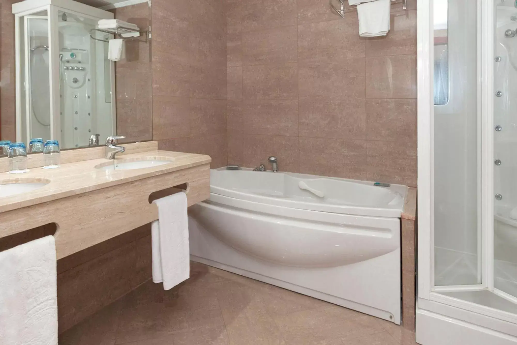 Bathroom in Marina d'Or® Hotel Marina d'Or 3*