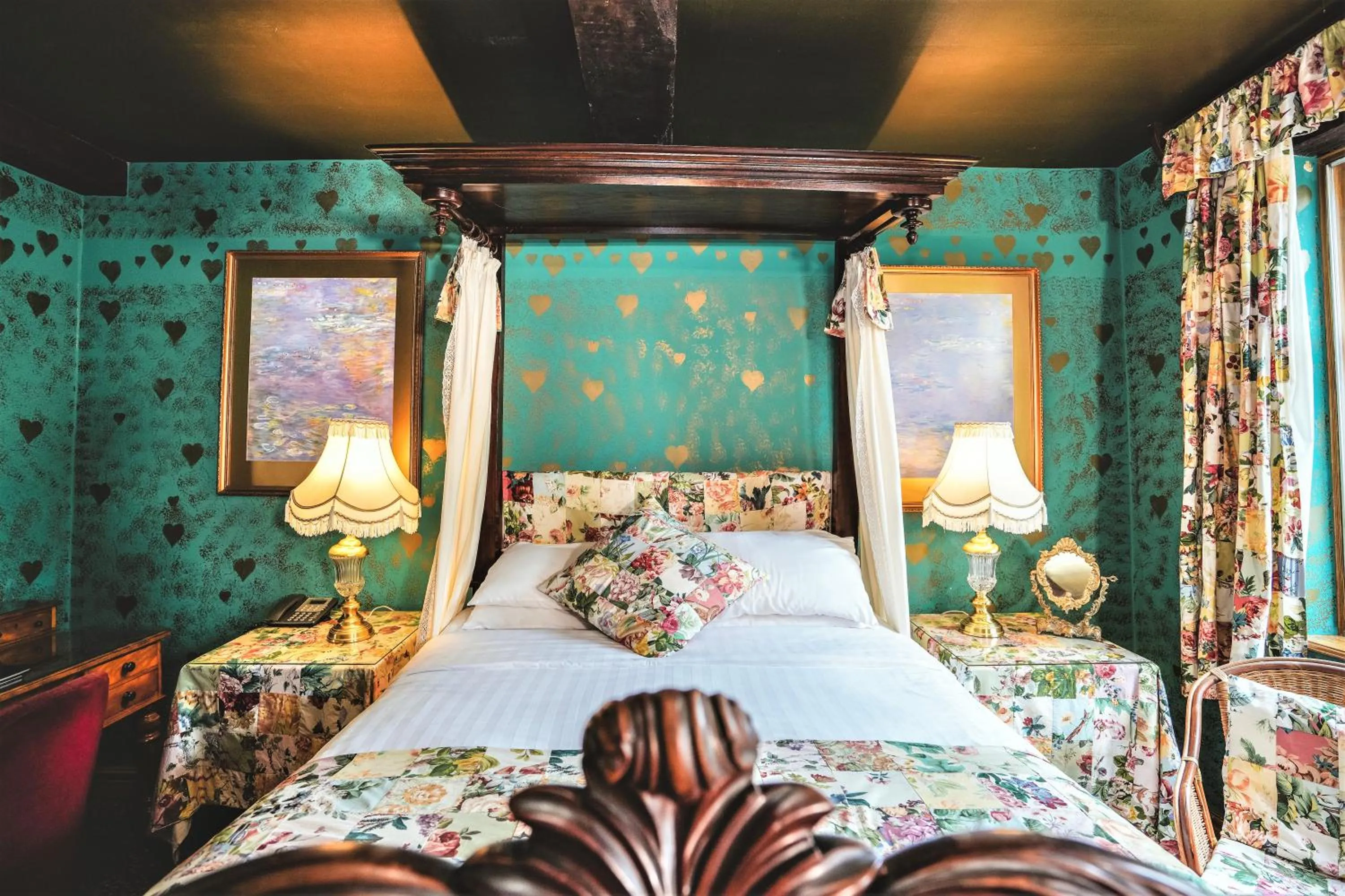 Bed in Hundred House Hotel