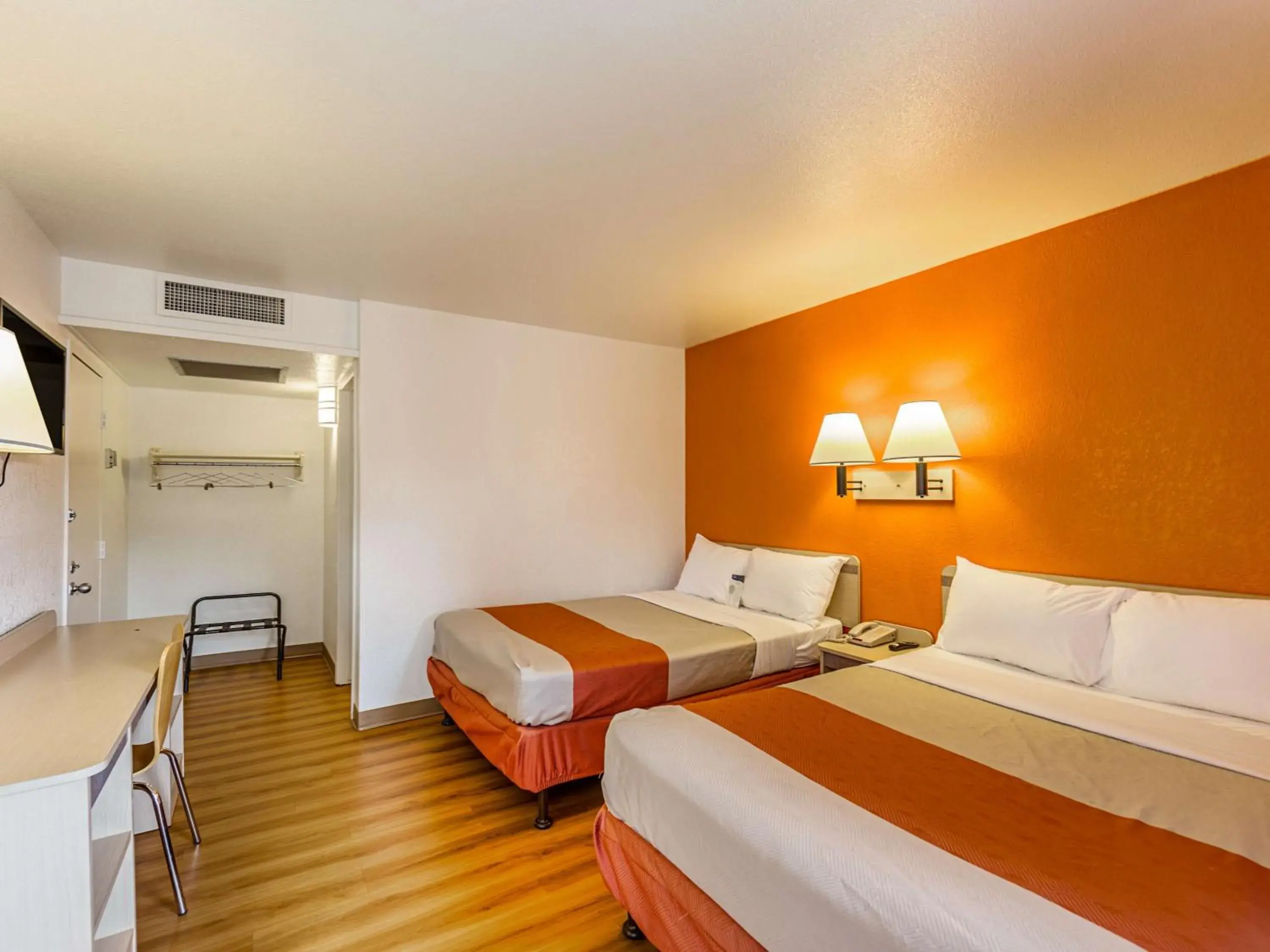 Deluxe Quadruple Room - single occupancy - Non-Smoking in Motel 6-Yreka, CA Deluxe Quadruple Room - single occupancy - Non-Smoking in Motel 6-Yreka, CA