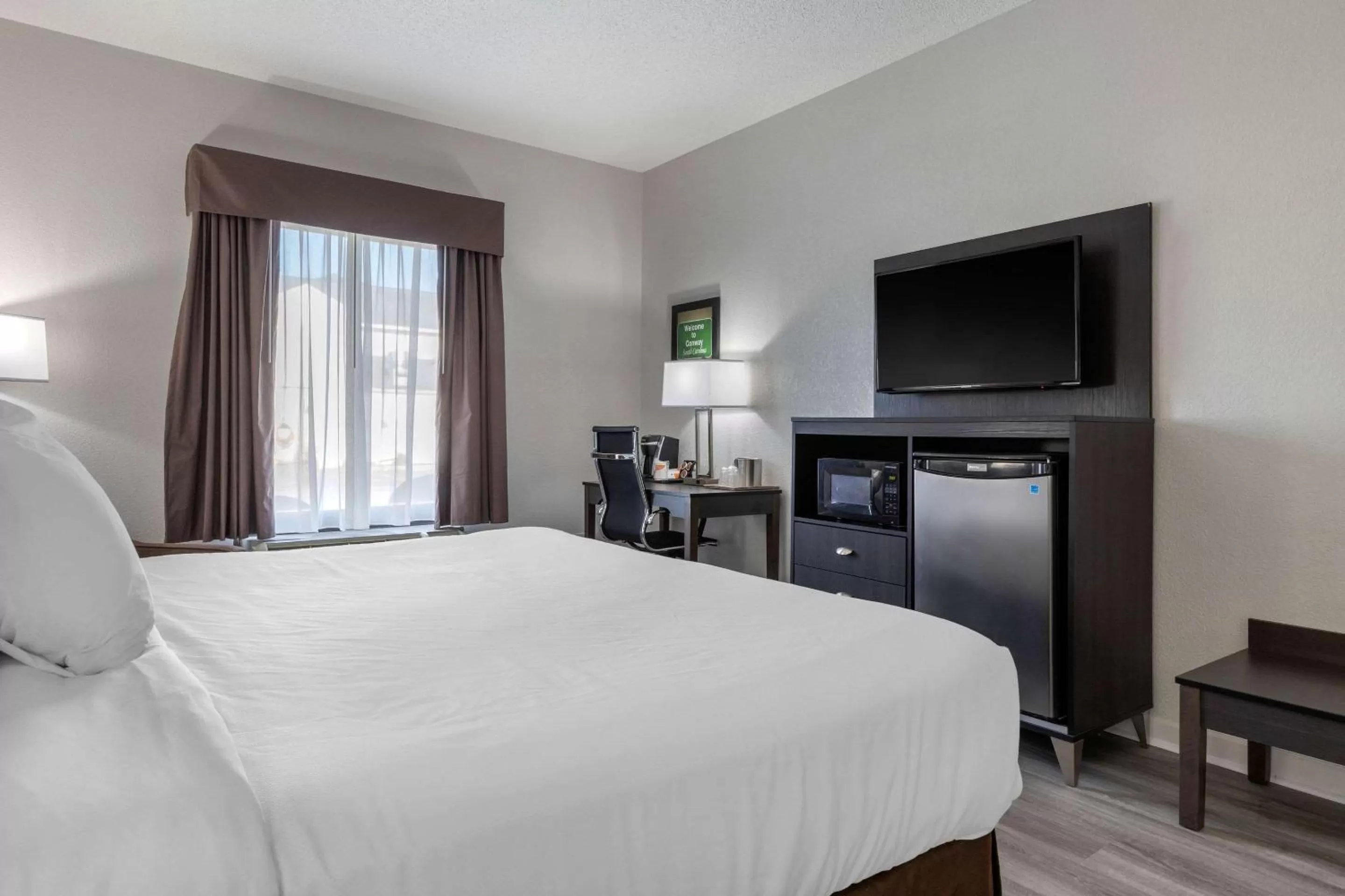 Photo of the whole room, Bed in Econo Lodge at the University