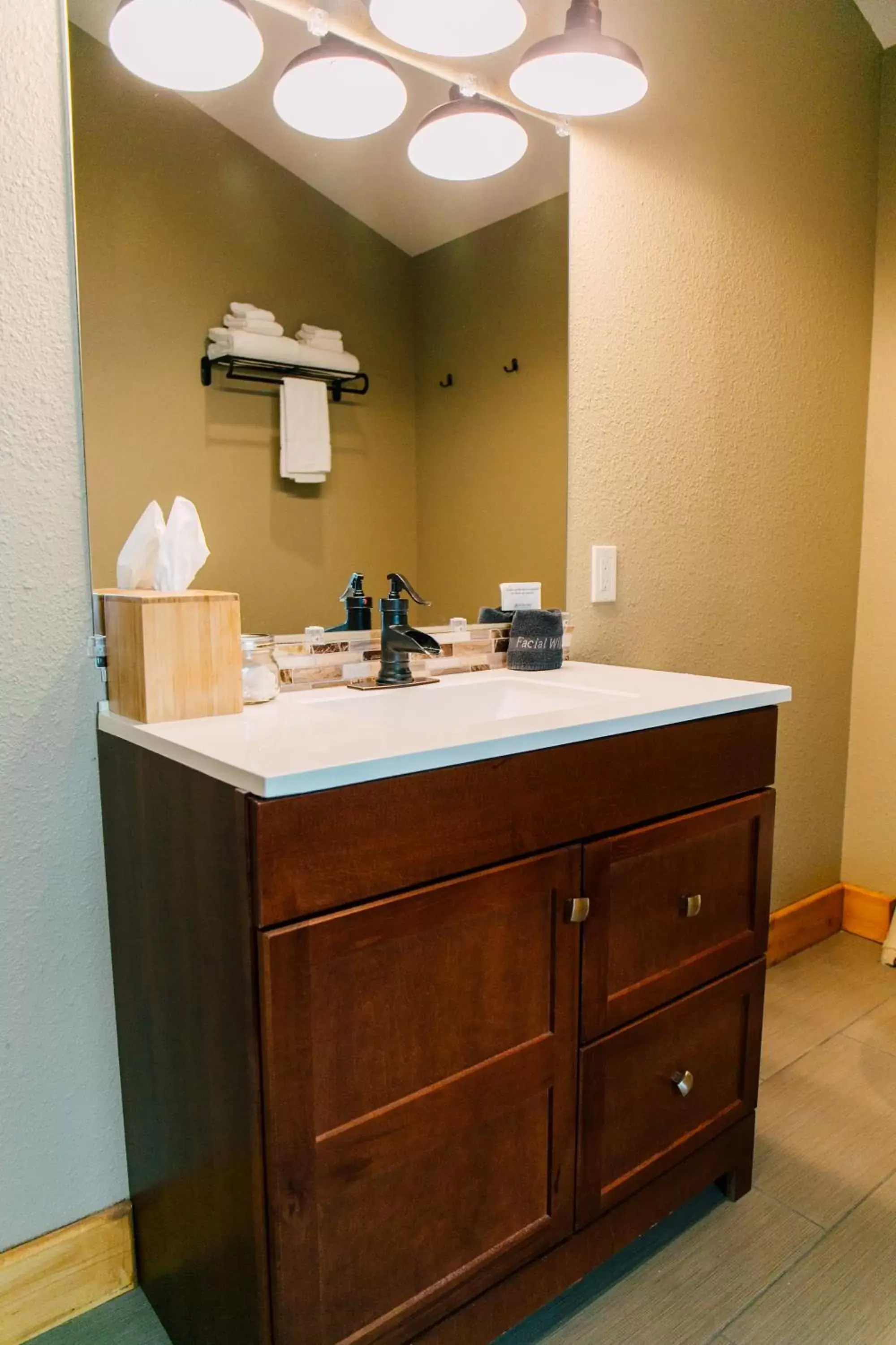 Bathroom in Pine River Ranch B&B