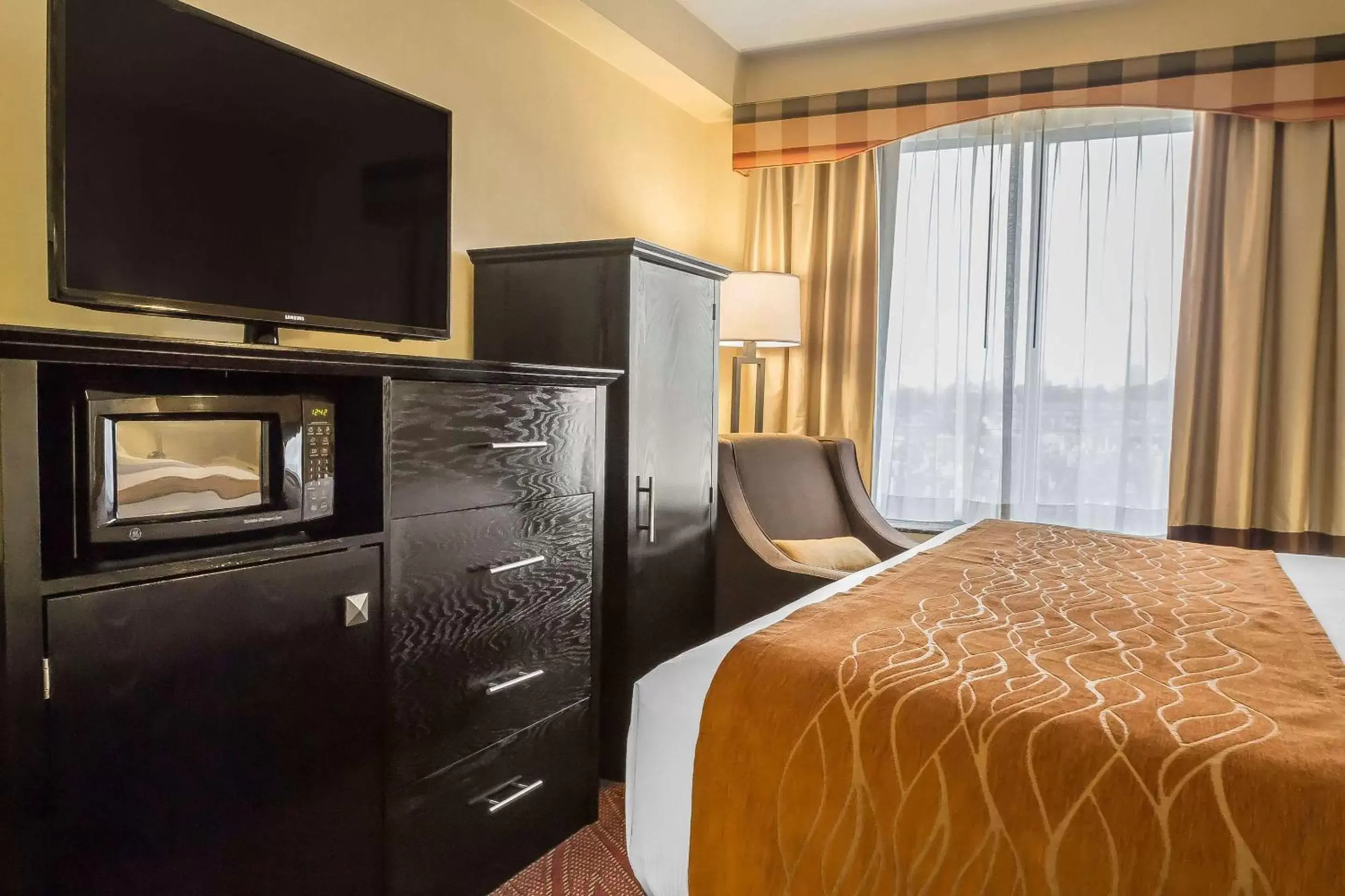 Photo of the whole room, TV/Entertainment Center in Comfort Inn & Suites LaGuardia Airport
