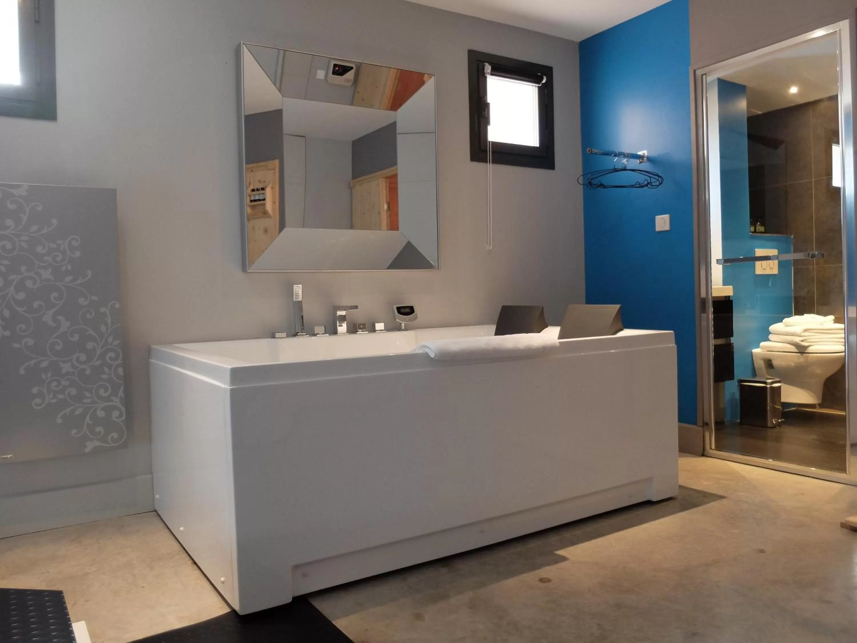 Hot Tub, Bathroom in Be Loft B&B Pool & Spa