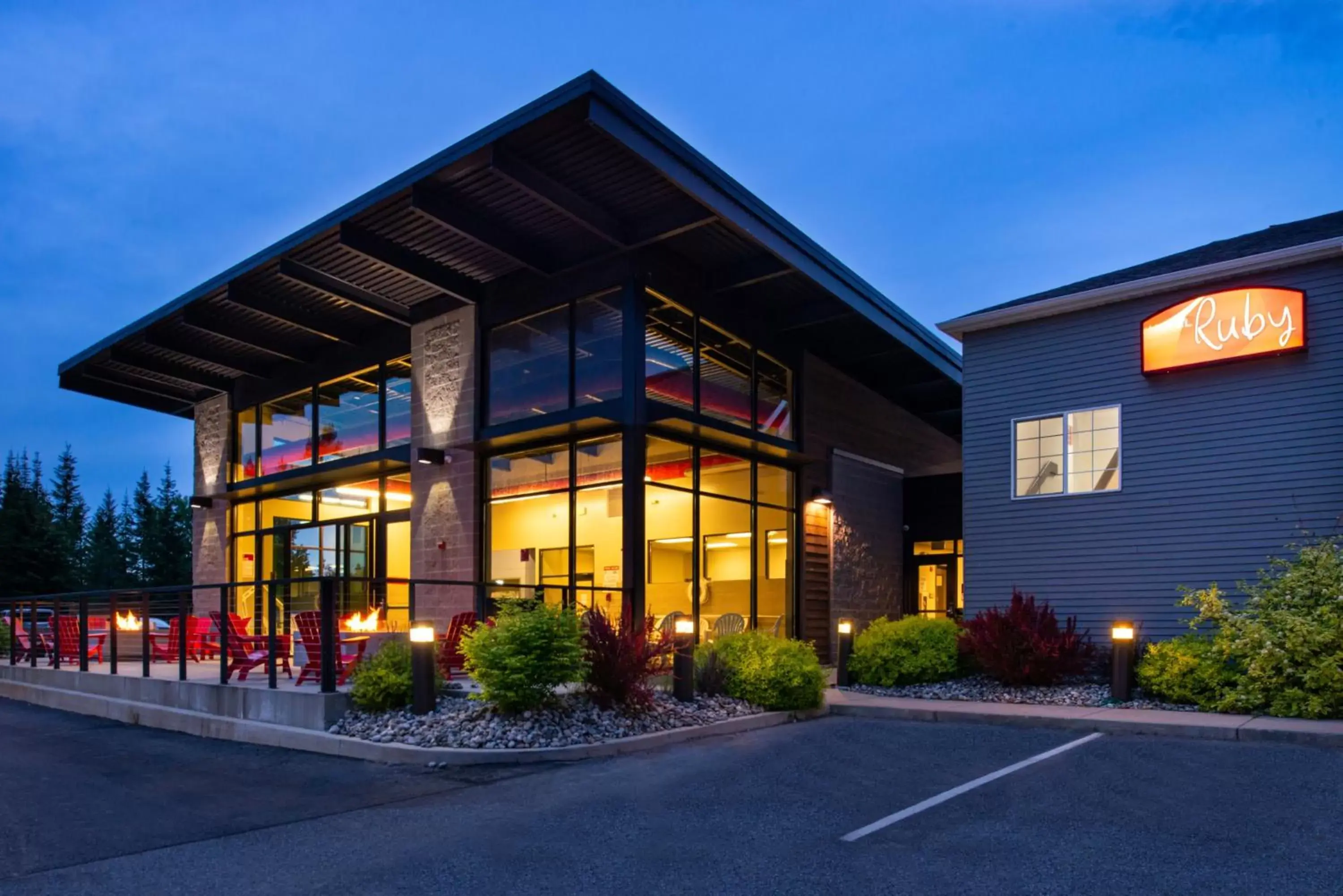 Patio, Property Building in Hotel Ruby Sandpoint