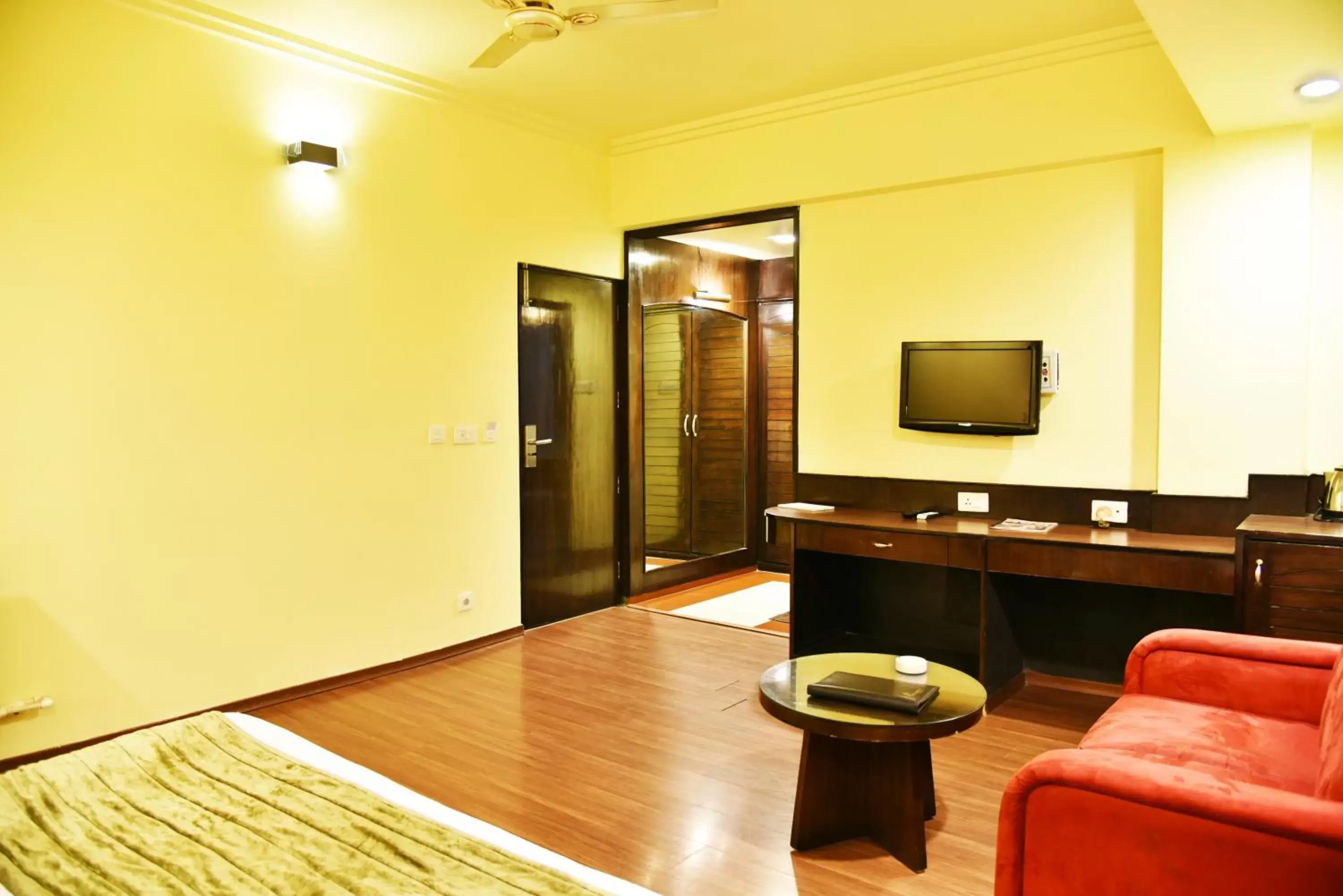 Living room, TV/Entertainment Center in Indraprastha Resort, Dalhousie