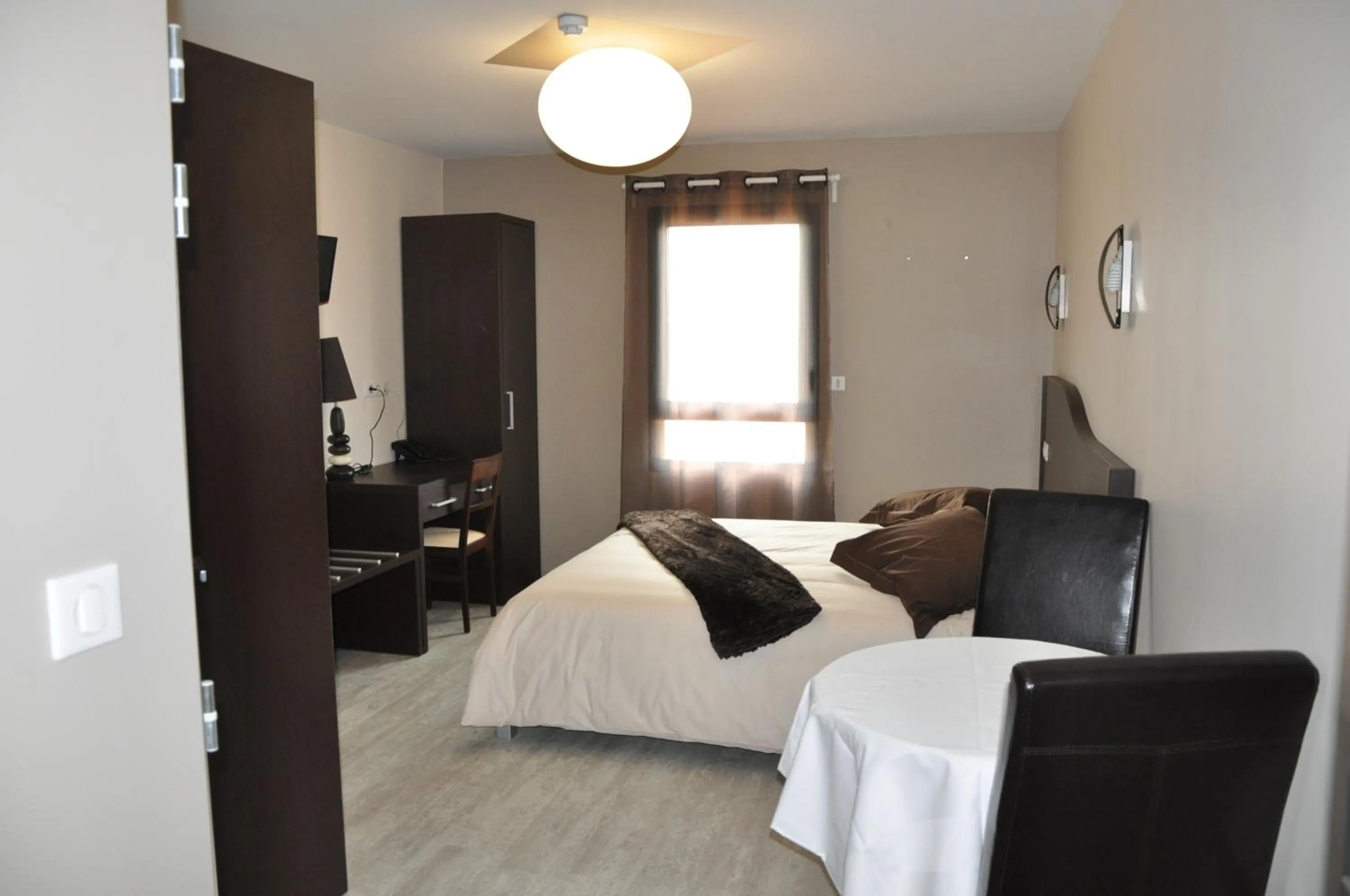 Photo of the whole room, Bed in The Originals City, Hôtel des Arts, Montauban