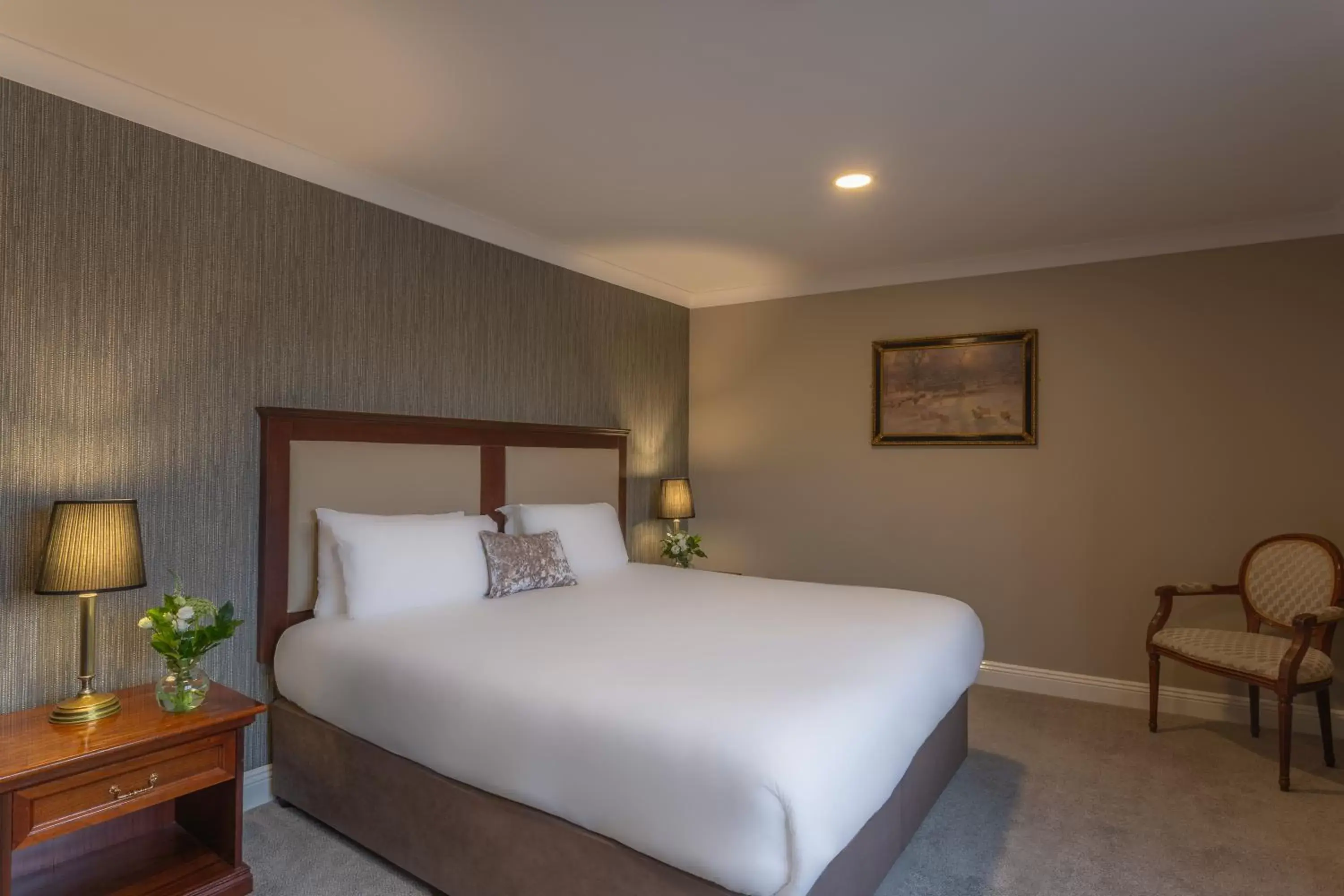 Bedroom, Bed in Dooley's Hotel
