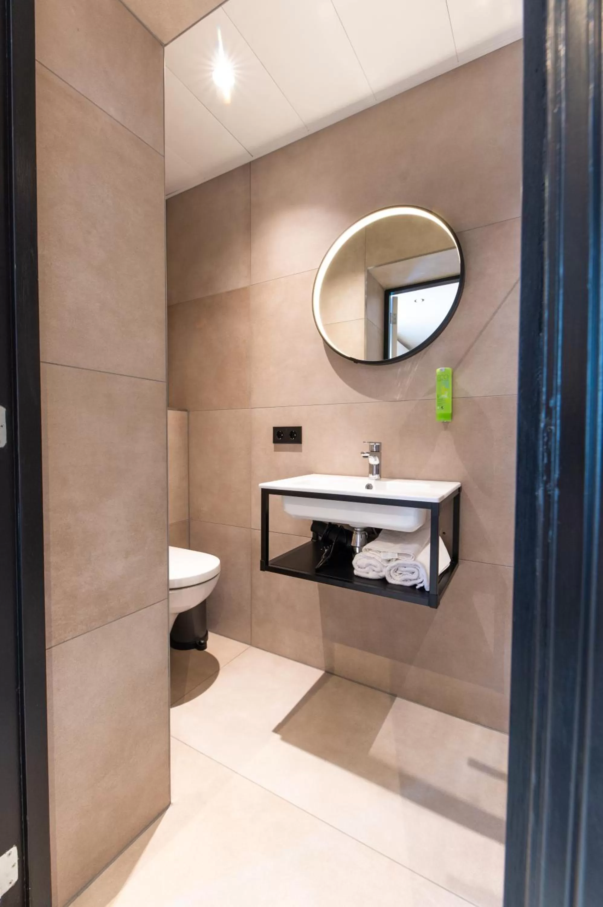 Toilet in Hotel van Gelder