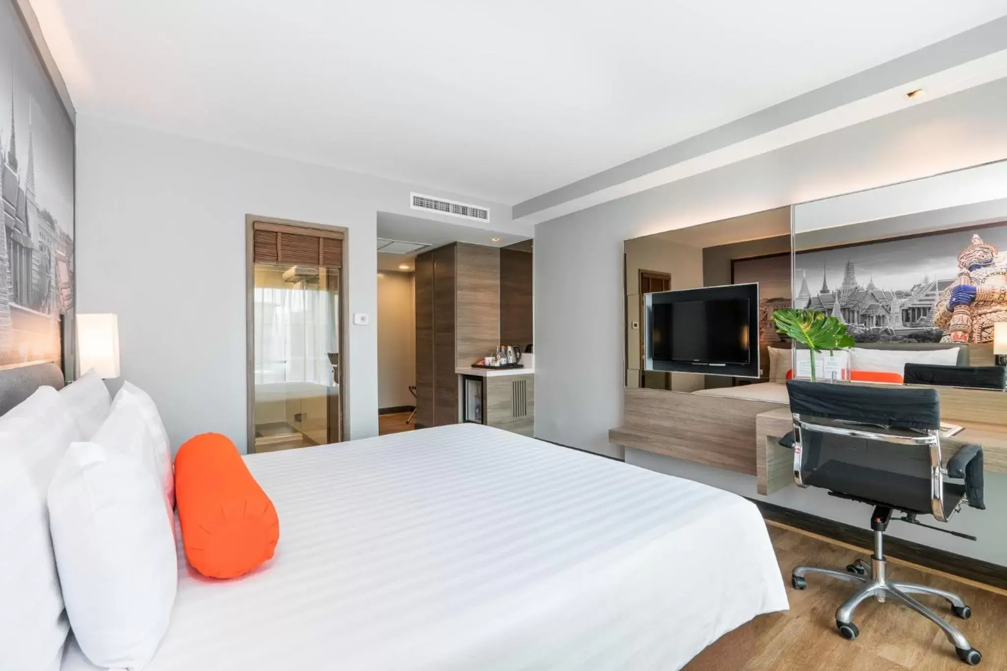 Bed, TV/Entertainment Center in Citrus Sukhumvit 11 by Compass Hospitality
