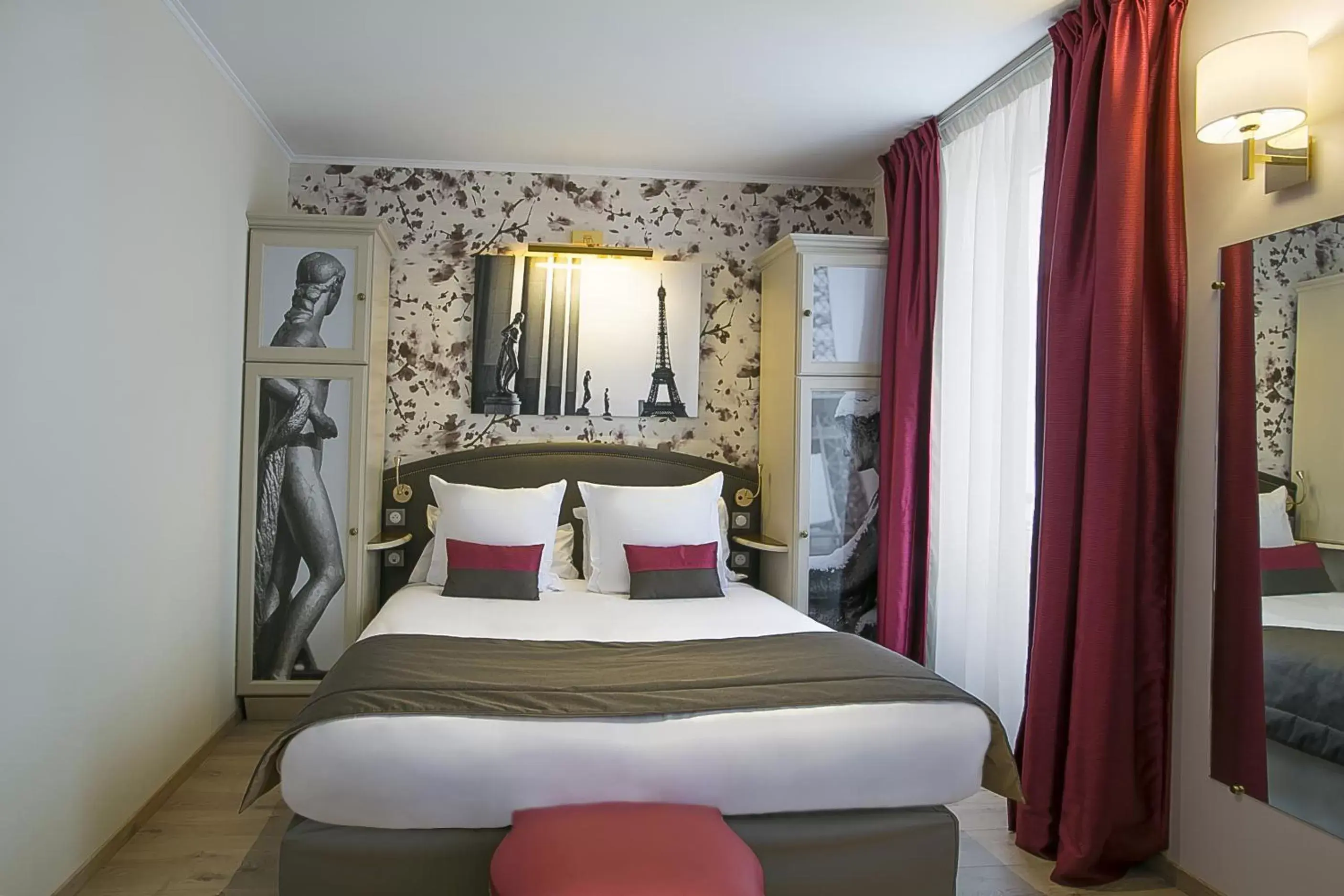 Photo of the whole room, Bed in Best Western Au Trocadéro