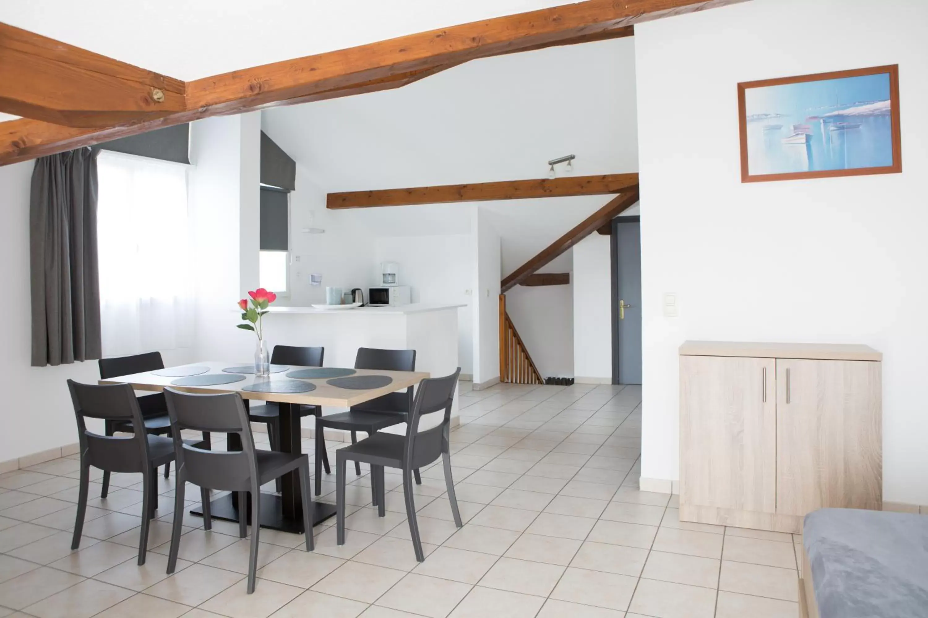 Kitchen or kitchenette, Dining Area in Zenitude Hôtel-Résidences La Versoix