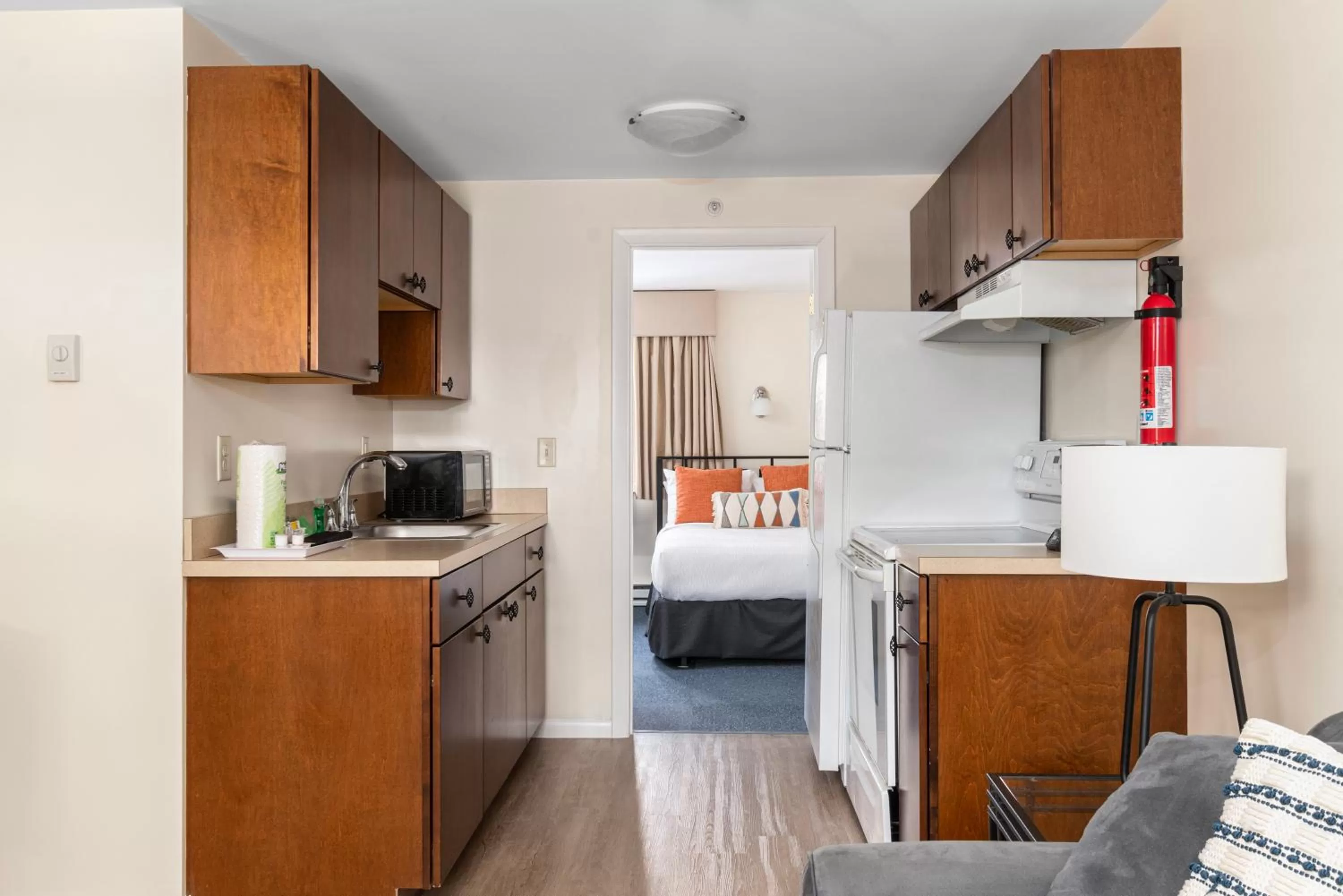 Kitchen or kitchenette, Bed in The Beverly