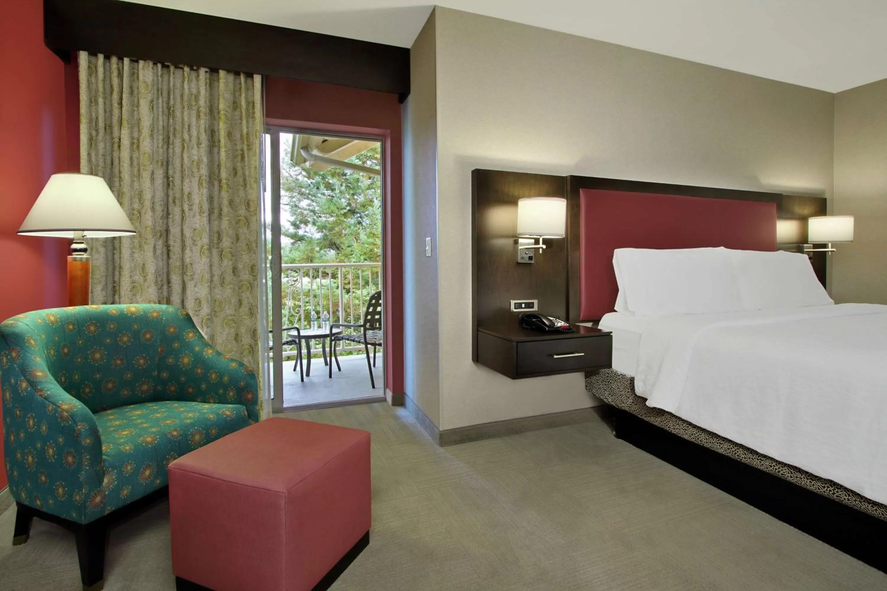 Bed in Hilton Garden Inn Sonoma County Airport