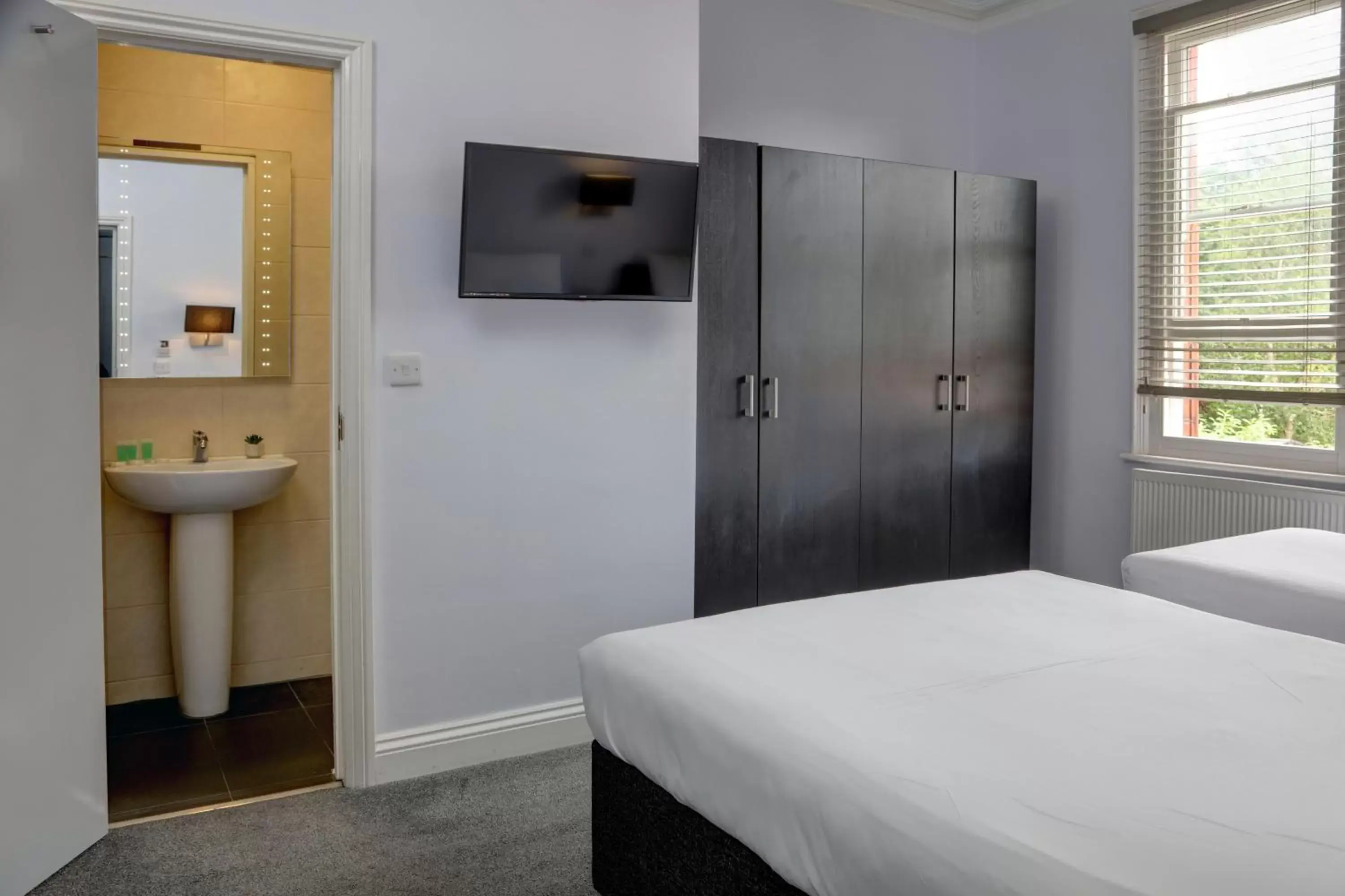 Property building, Bed in Sure Hotel by Best Western Reading