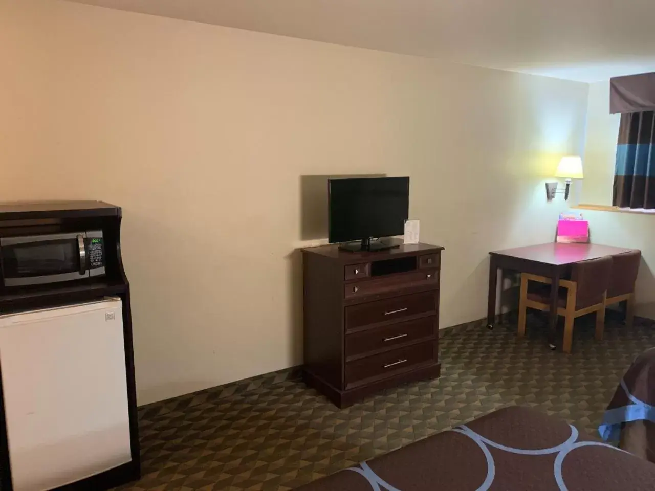 Queen Room with Two Queen Beds - Non-Smoking in Darlington Inn Queen Room with Two Queen Beds - Non-Smoking in Darlington Inn