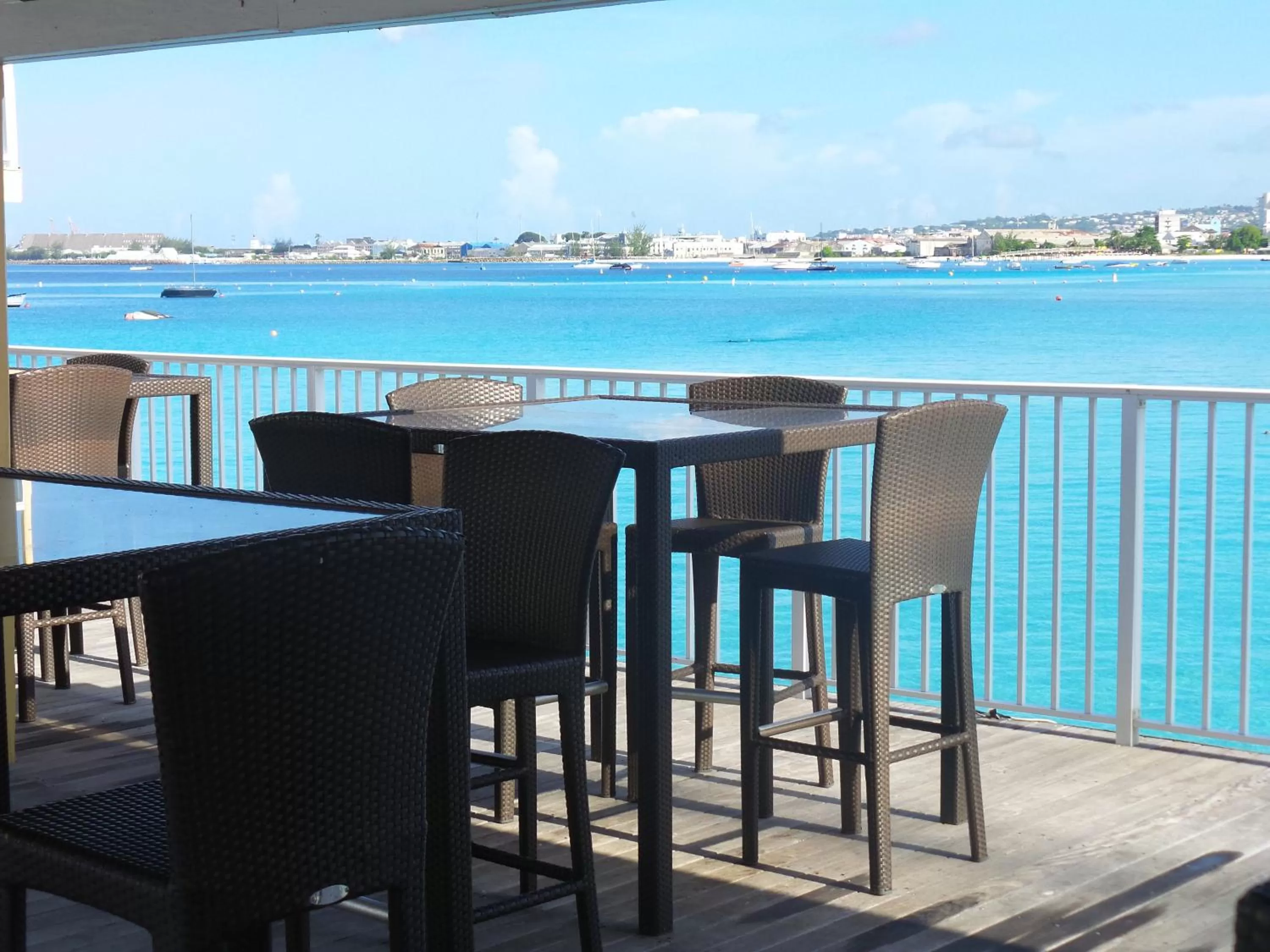 Lounge or bar in Radisson Aquatica Resort Barbados
