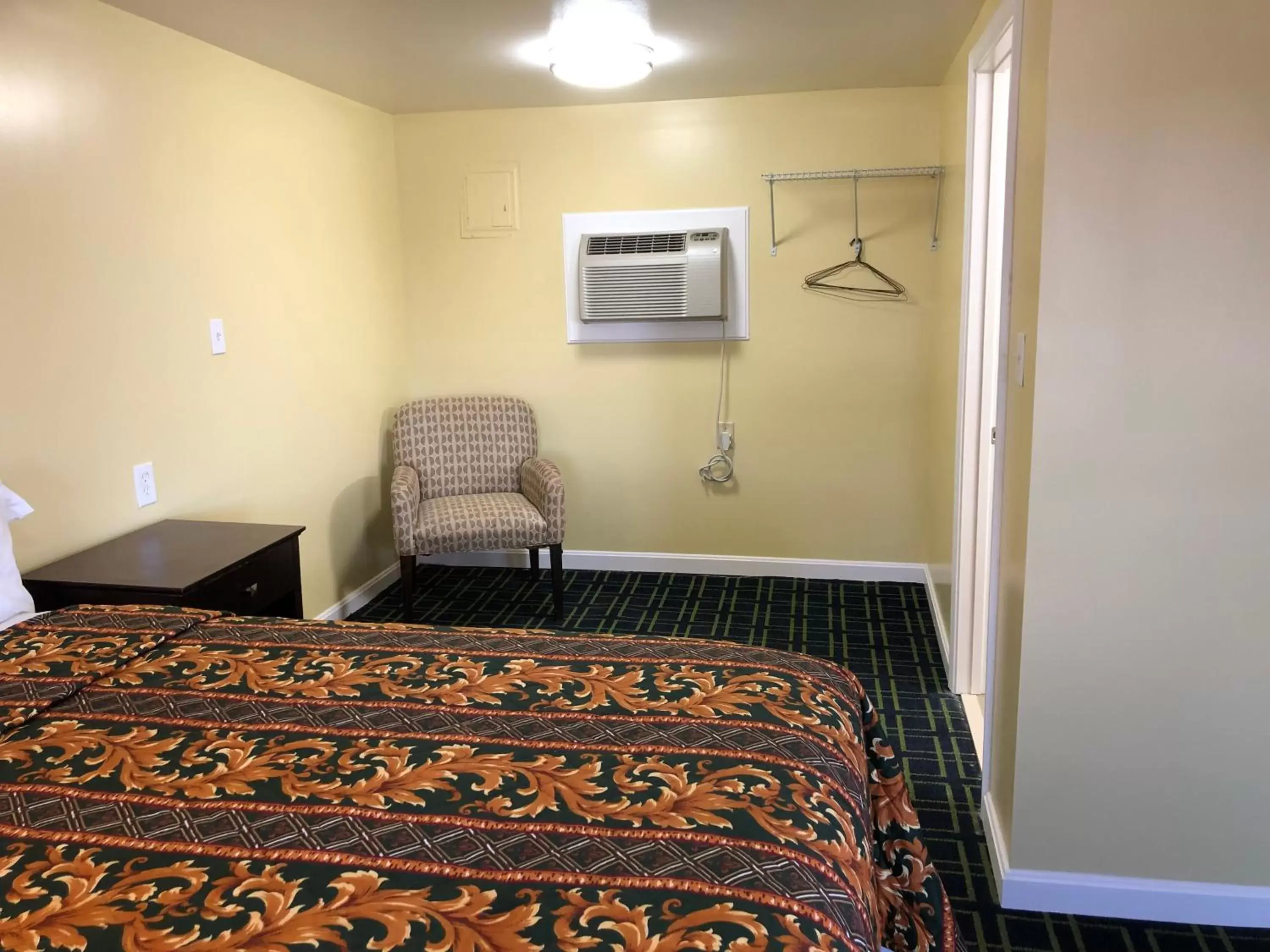 air conditioner, Bed in Rosewood Motel