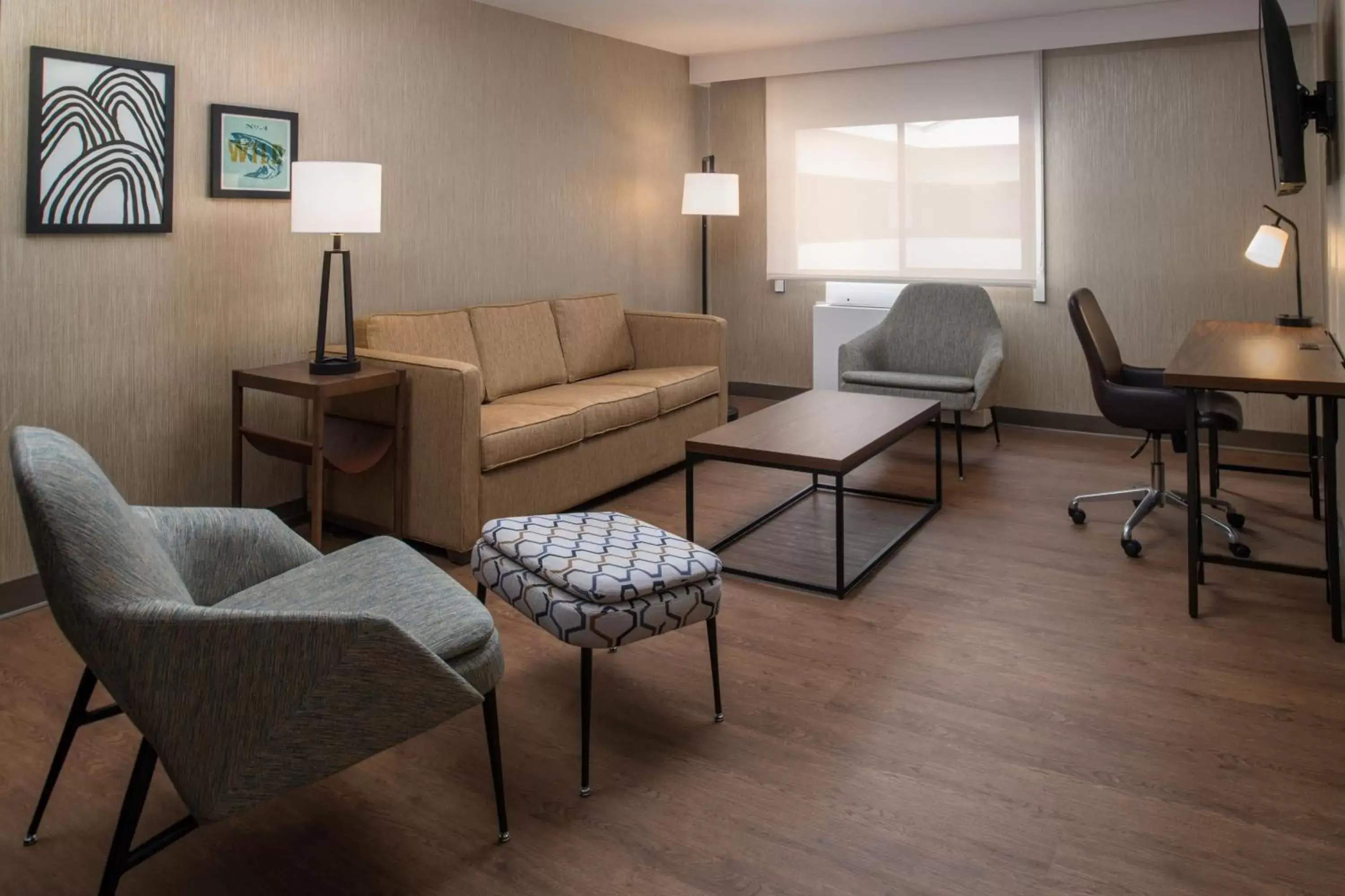 Living room, Seating Area in Four Points by Sheraton Bellingham Hotel & Conference Center