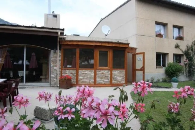 Facade/entrance in Logis Hotel Le Lac