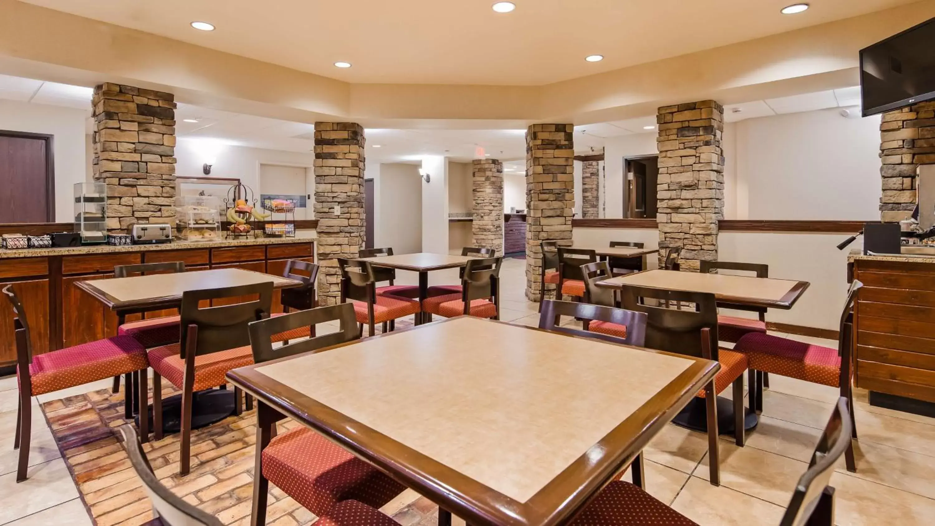 Restaurant/Places to Eat in SureStay Plus Hotel by Best Western Coffeyville