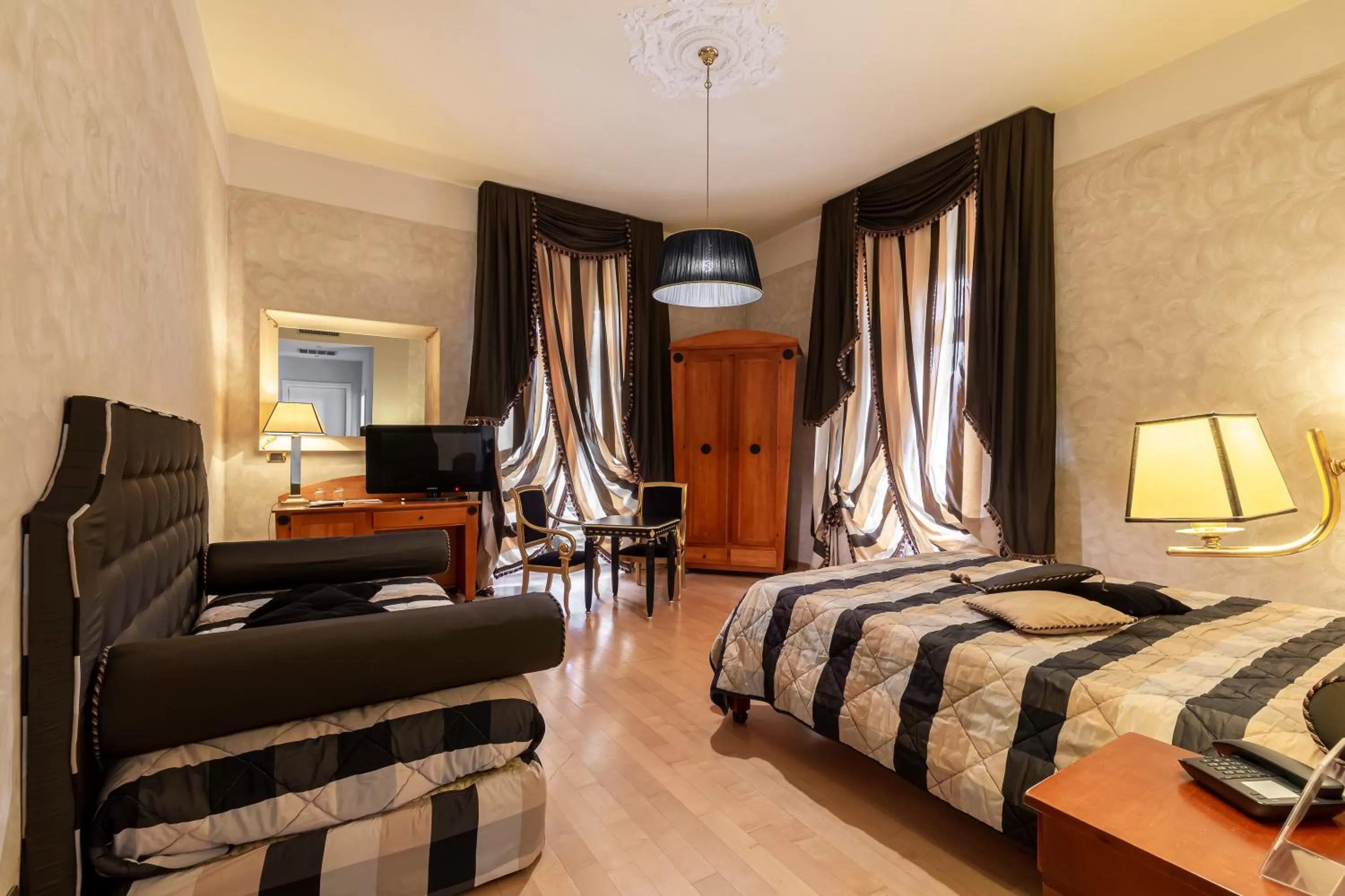 Photo of the whole room, Bed in Hotel Columbia Wellness & Spa