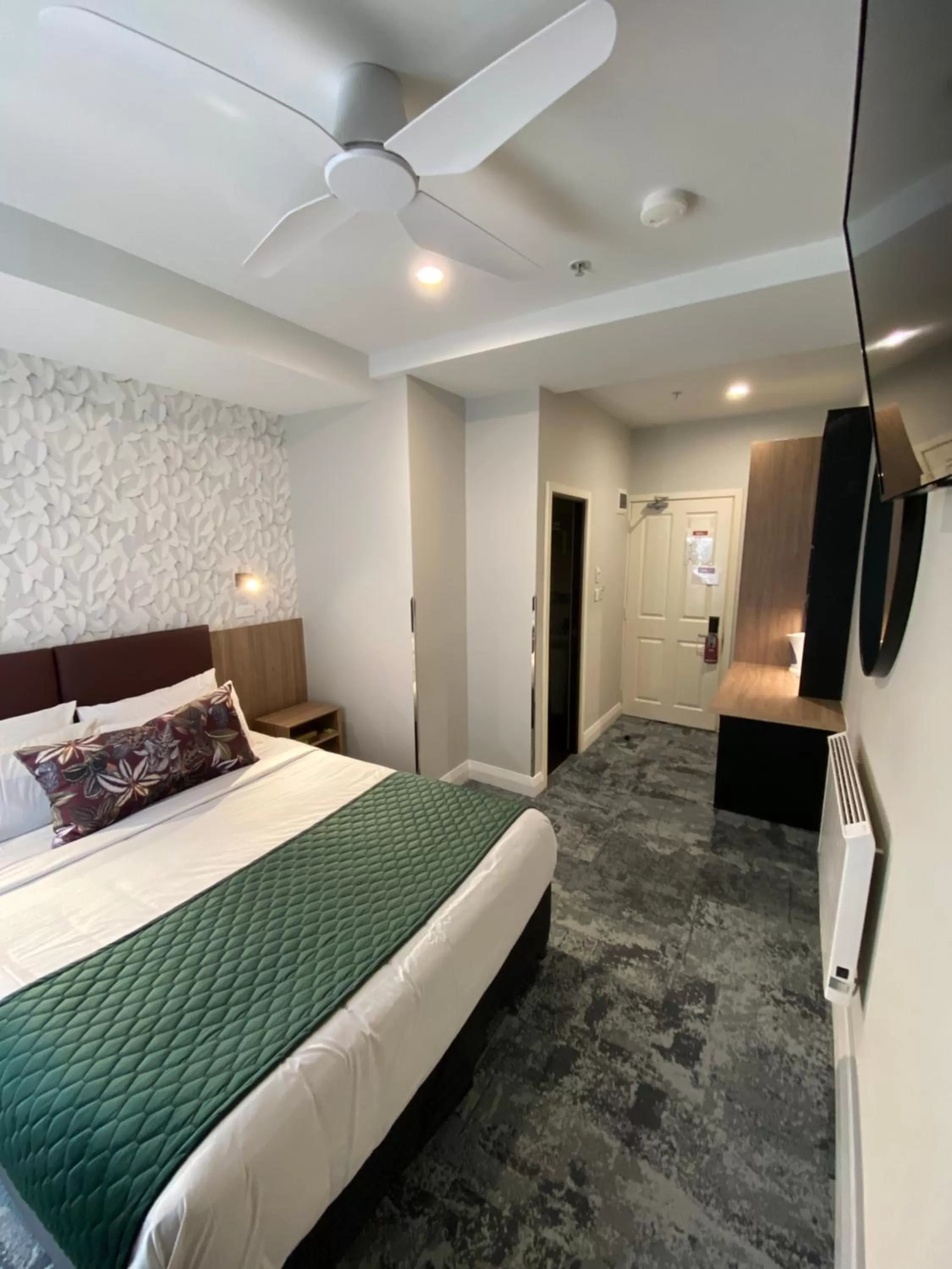 Photo of the whole room, Bed in Trinity Hotel