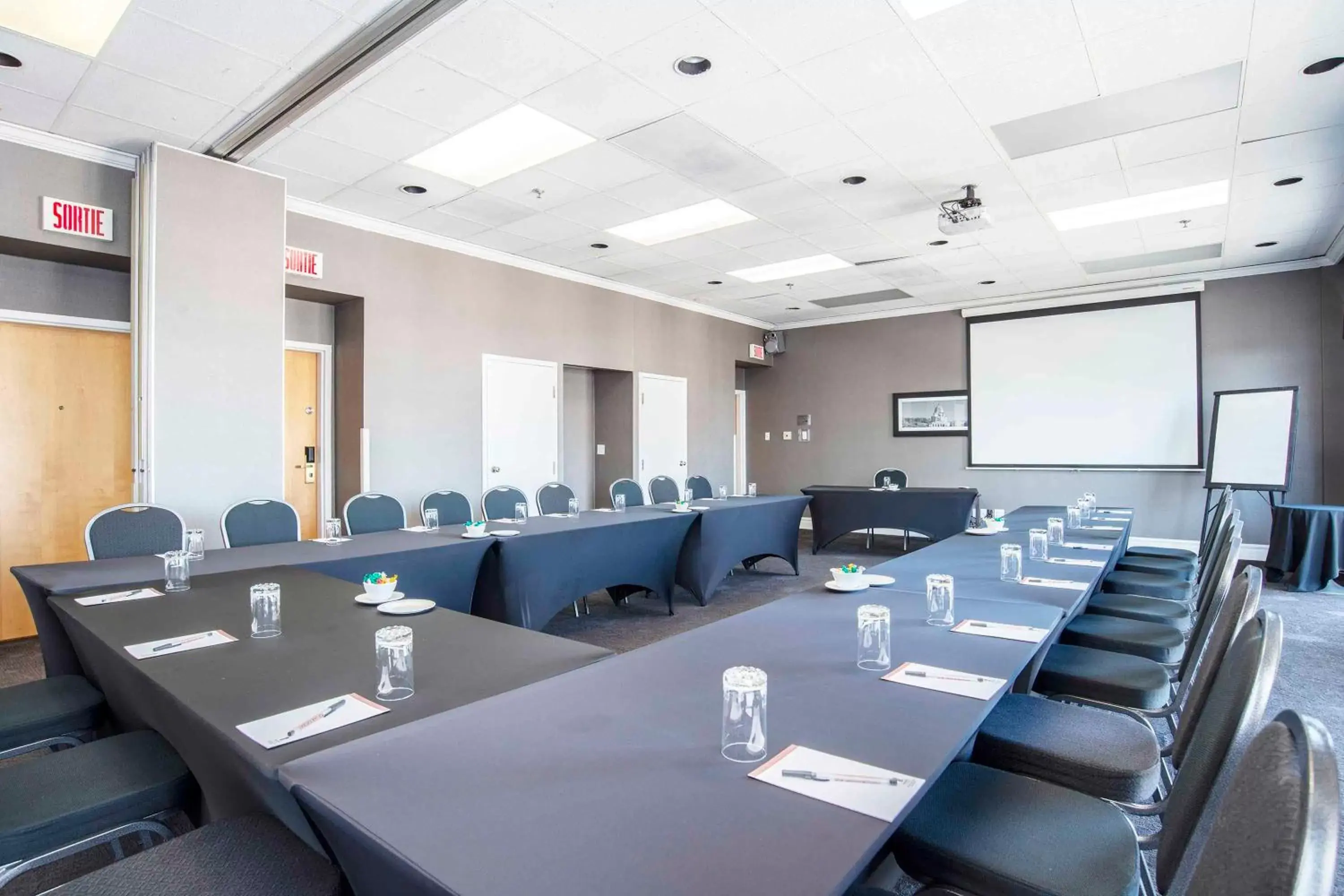 Meeting/conference room in Sandman Hotel Montreal - Longueuil