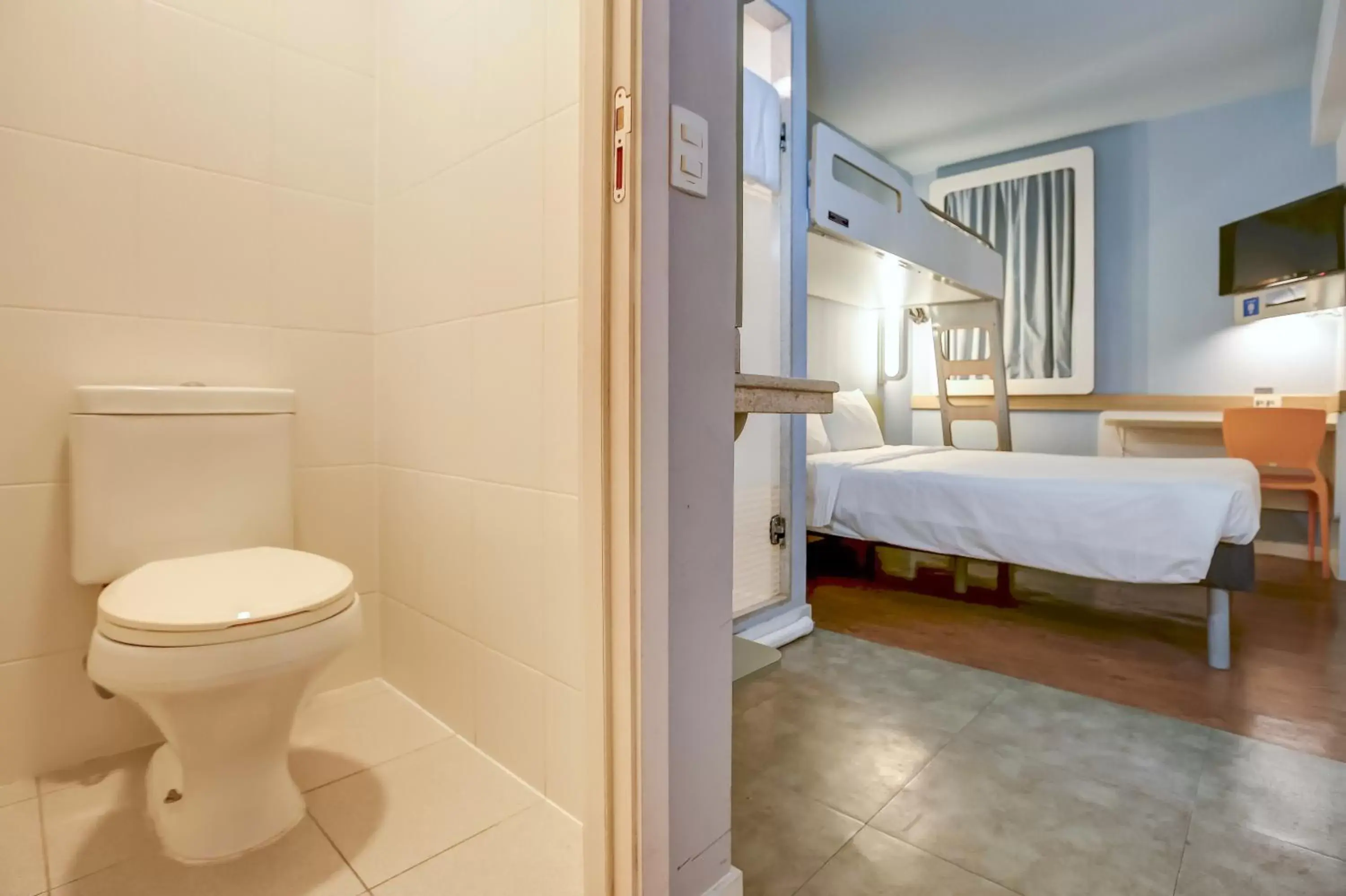 Bed, Bathroom in ibis budget RJ Copacabana