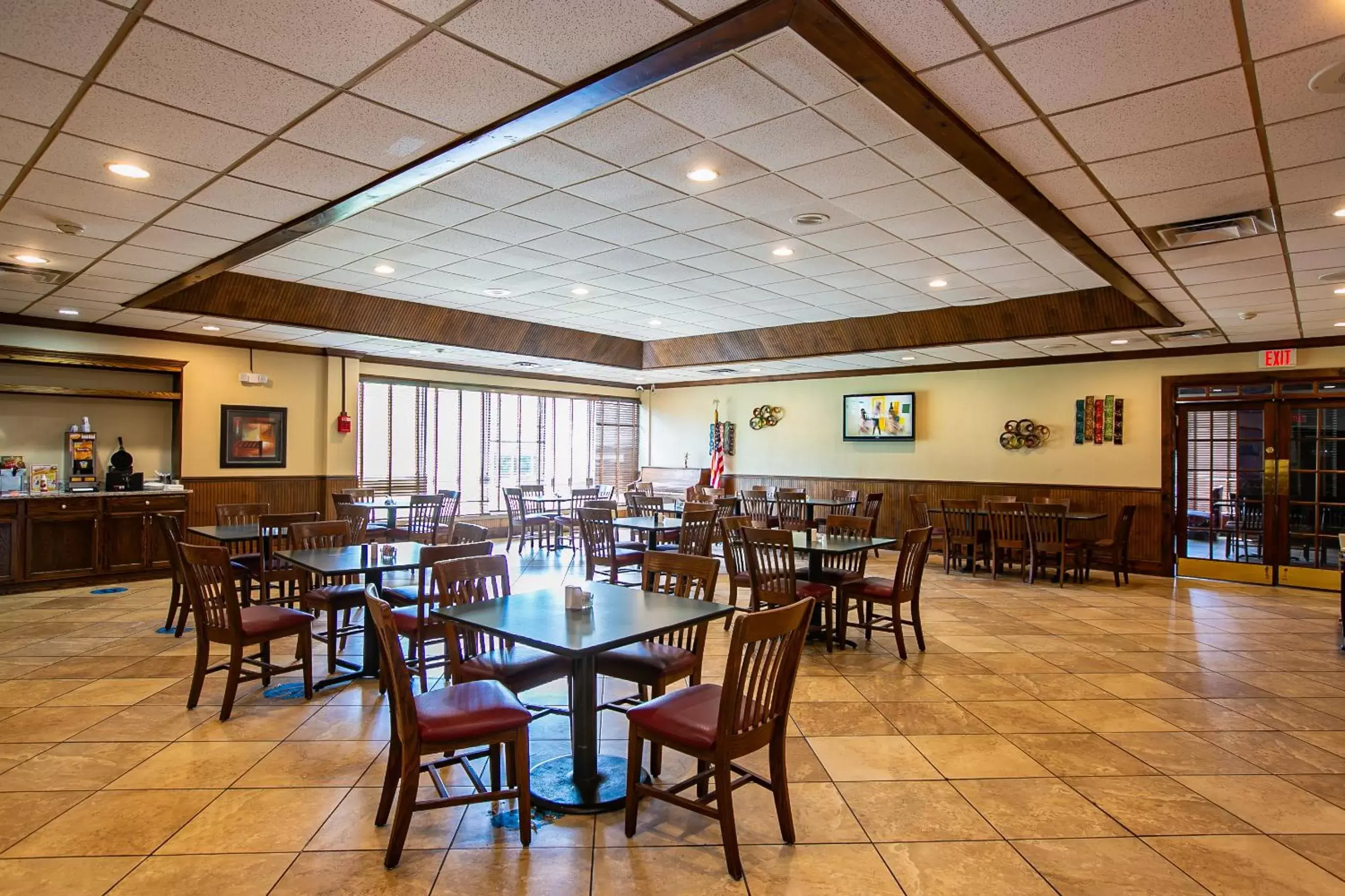 Lounge or bar, Restaurant/Places to Eat in Clarion Inn Dayton Airport