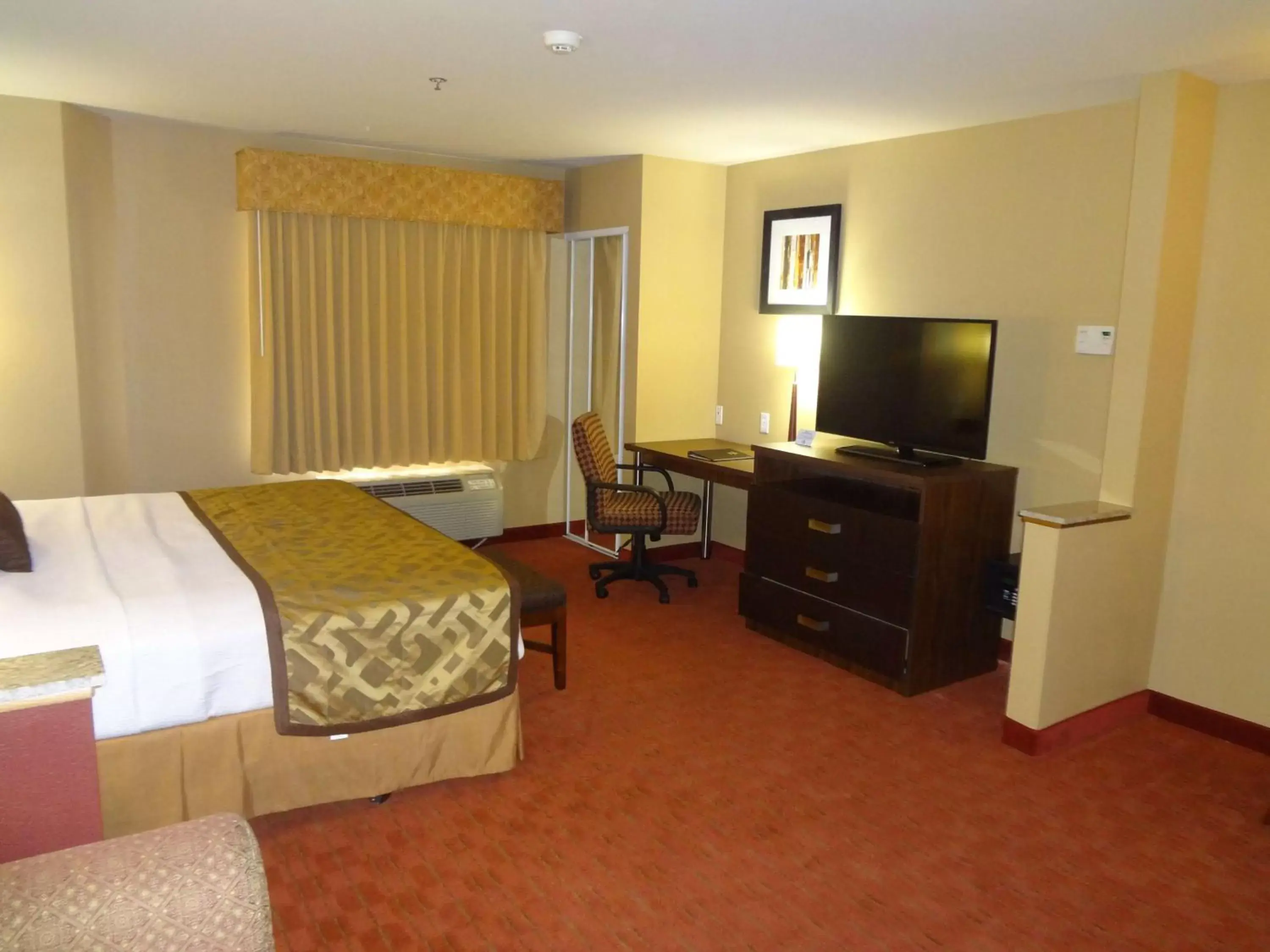 Photo of the whole room, TV/Entertainment Center in Best Western Plus Tulsa Woodland Hills Hotel and Suites