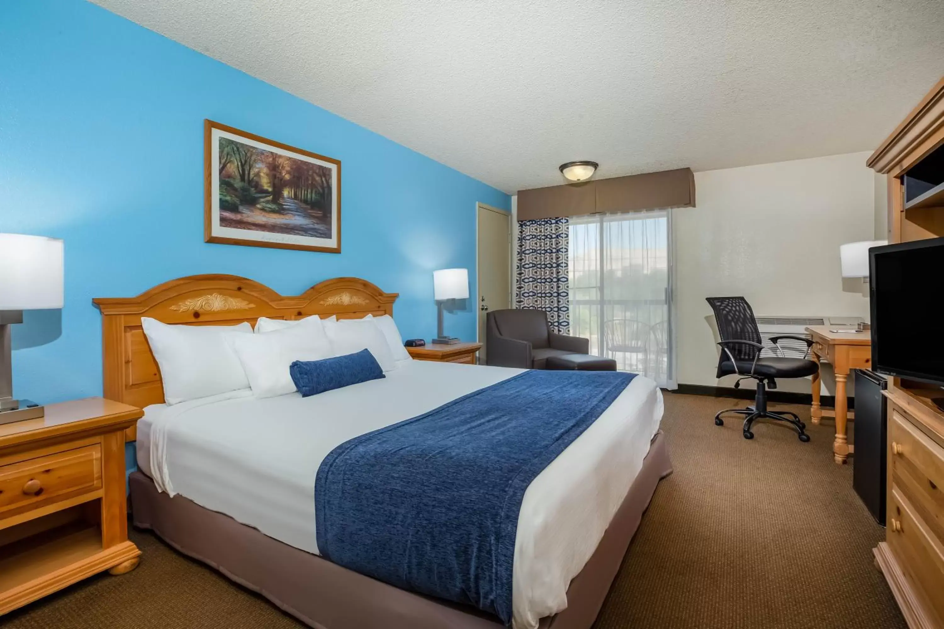 Photo of the whole room, Bed in Baymont by Wyndham Yakima Riverfront