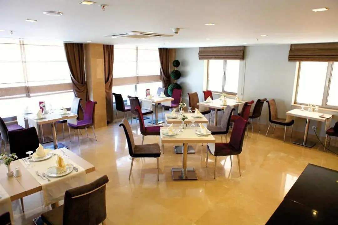 Restaurant/Places to Eat in Kent Hotel