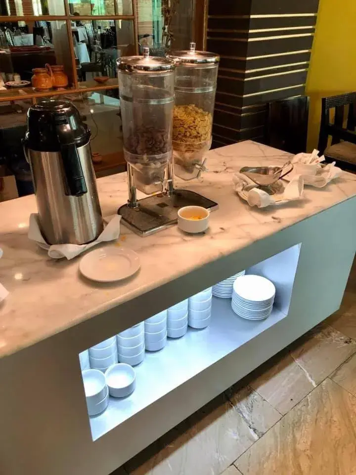 Coffee/tea facilities in Rose View Hotel