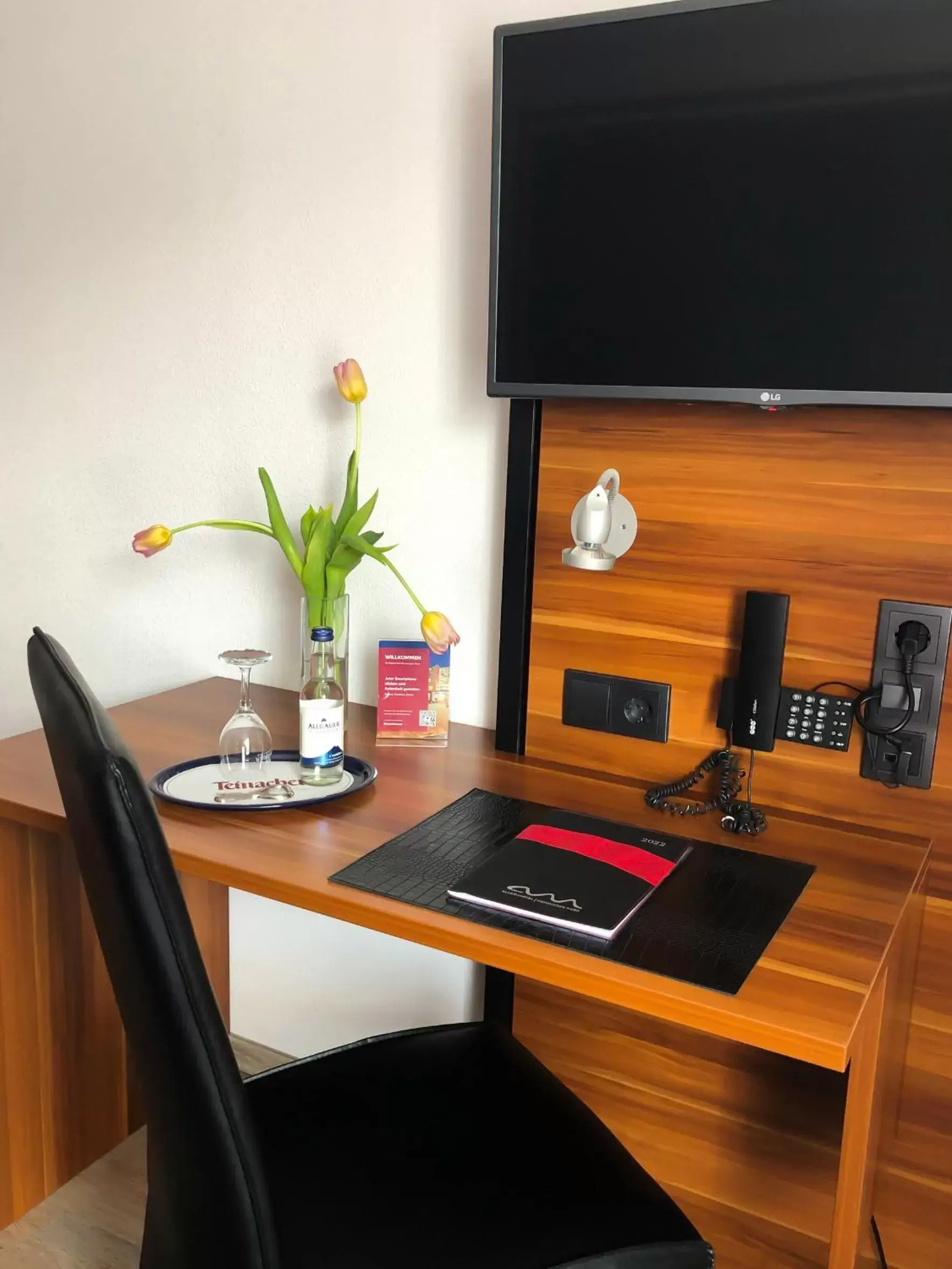 Photo of the whole room, TV/Entertainment Center in Allgäuhotel Memmingen Nord