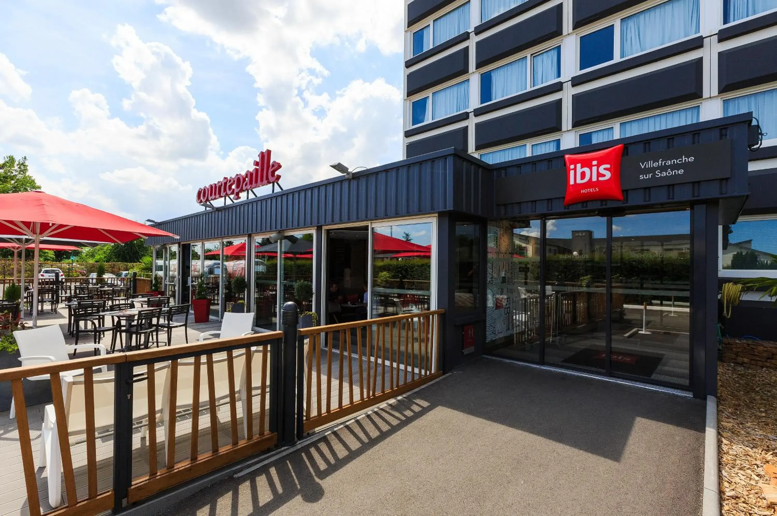 Property building in Ibis Lyon Villefranche Sur Saone Property building in Ibis Lyon Villefranche Sur Saone