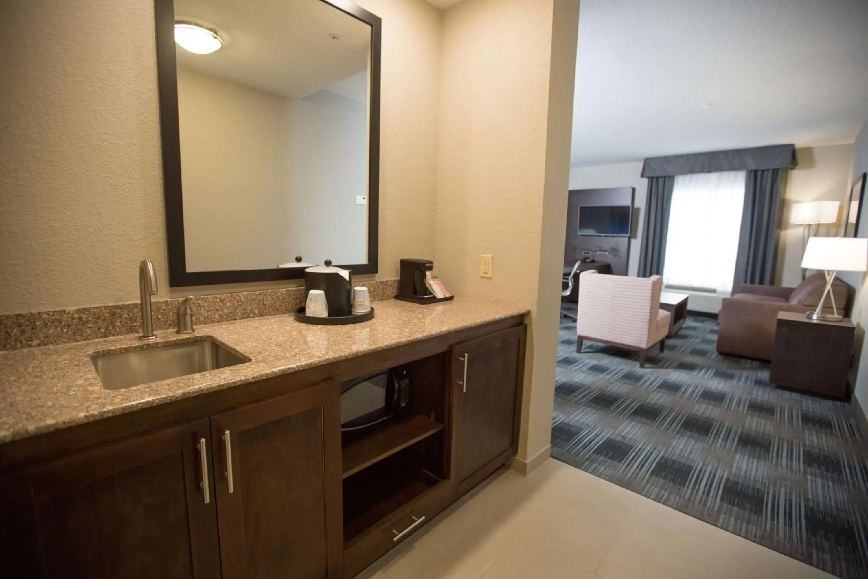 Kitchen or kitchenette, Bathroom in Hampton Inn & Suites Oklahoma City Airport