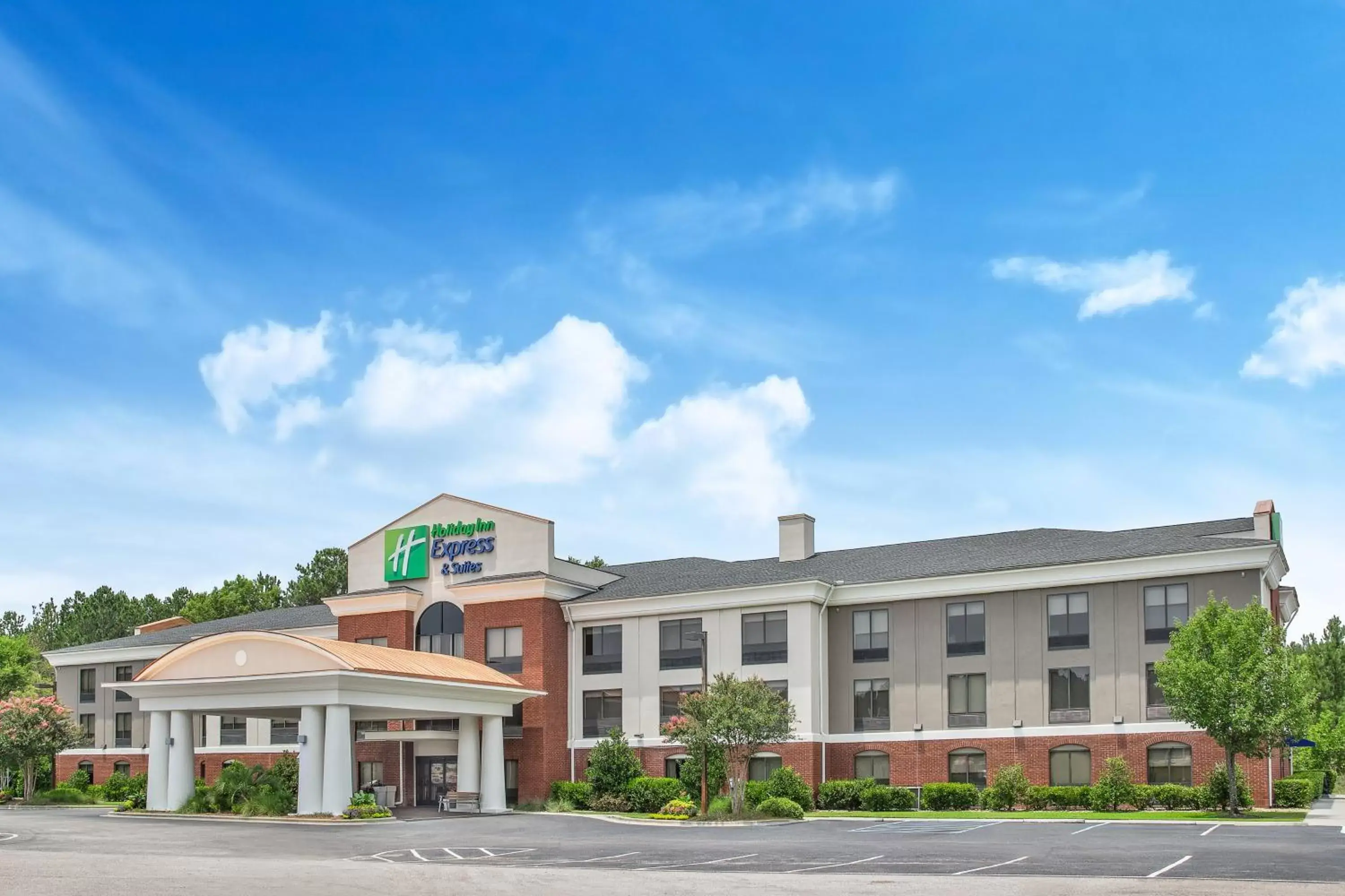 Property Building in Holiday Inn Express & Suites - Hardeeville-Hilton Head, an IHG Hotel