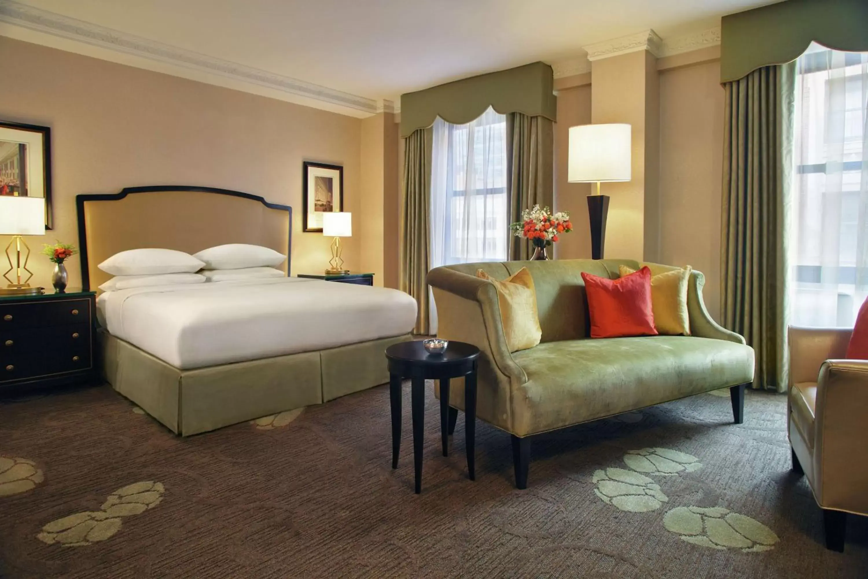 Living room, Bed in The Palmer House Hilton Living room, Bed in The Palmer House Hilton