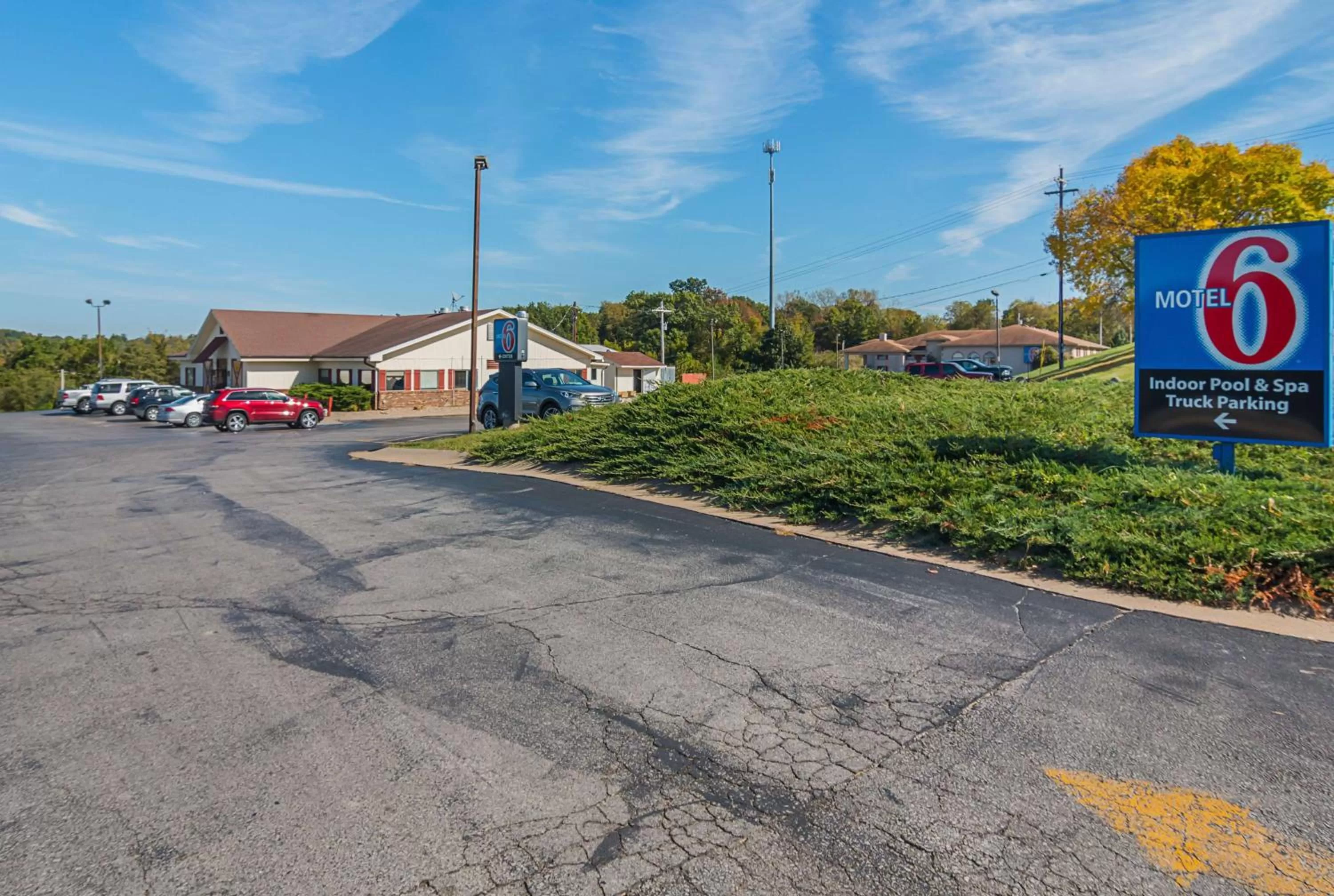 Property building in Motel 6-Hannibal, MO