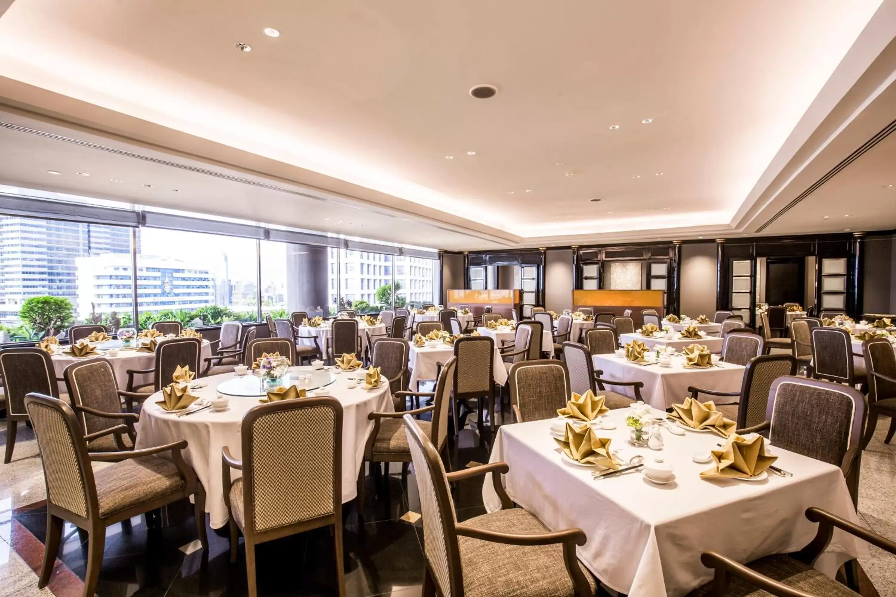 Restaurant/Places to Eat in Crowne Plaza Bangkok Lumpini Park, an IHG Hotel