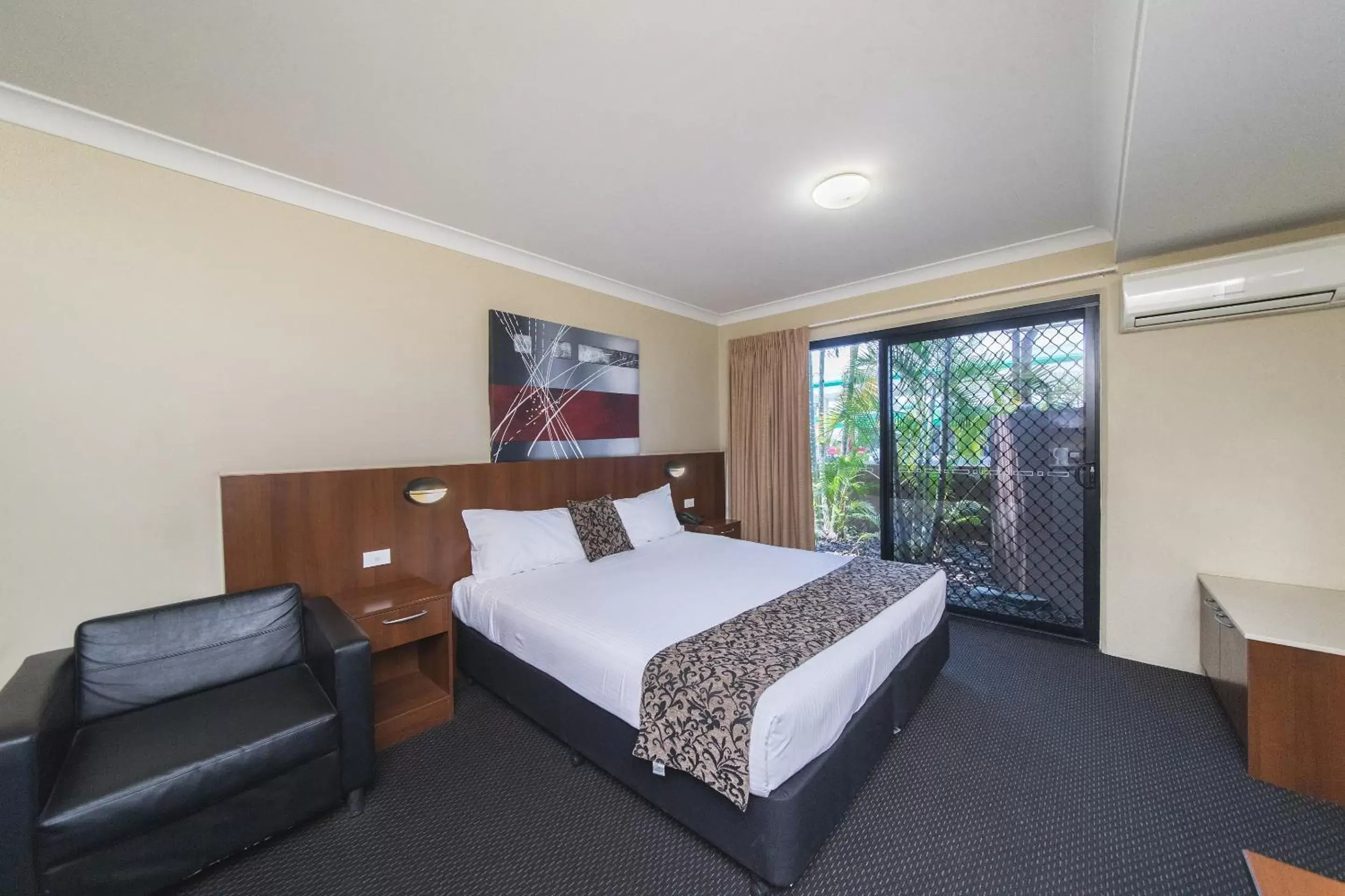 Bed in Rocky Resort Motor Inn