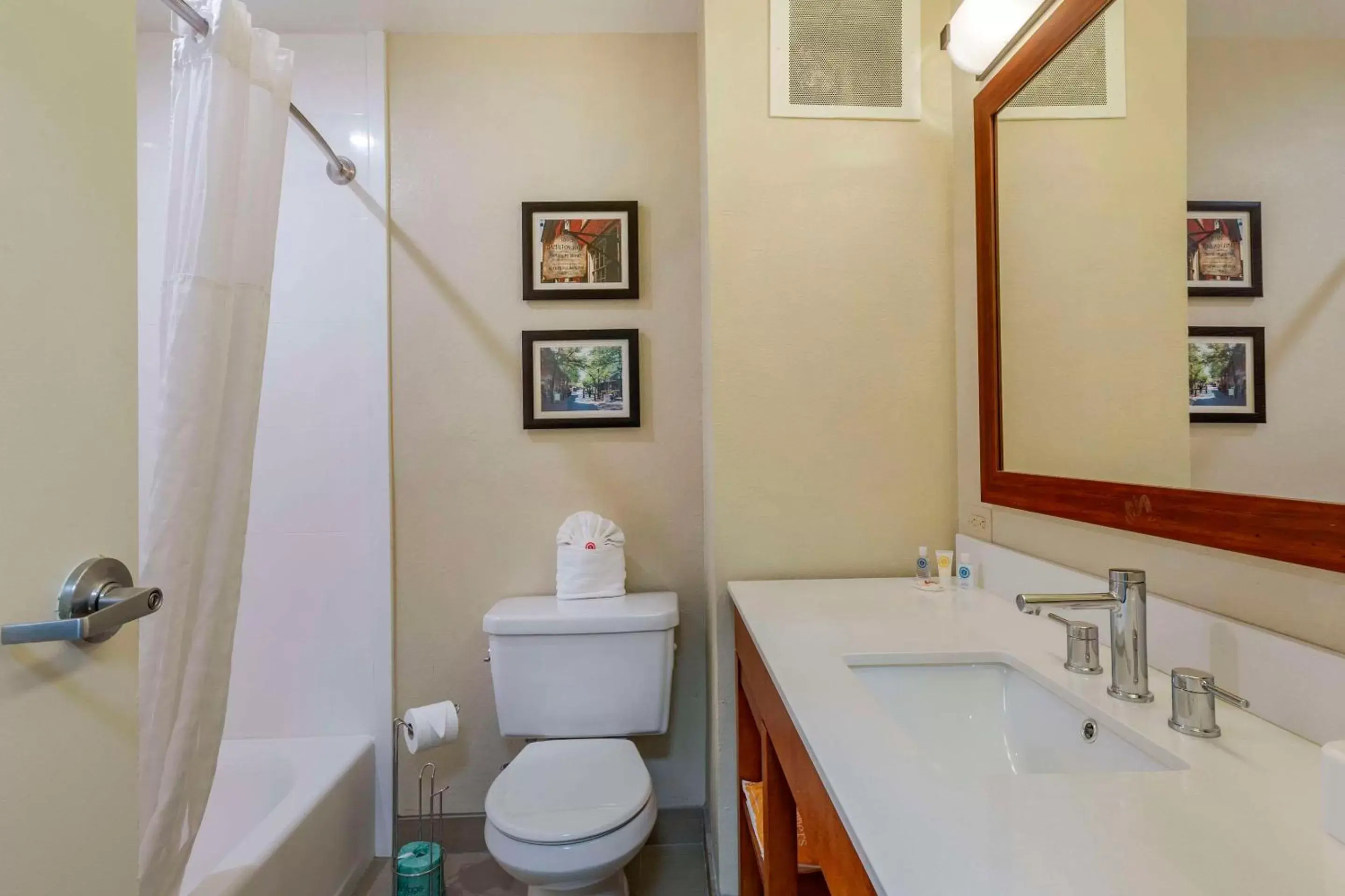 Bedroom, Bathroom in Comfort Inn Danvers - Boston North Shore