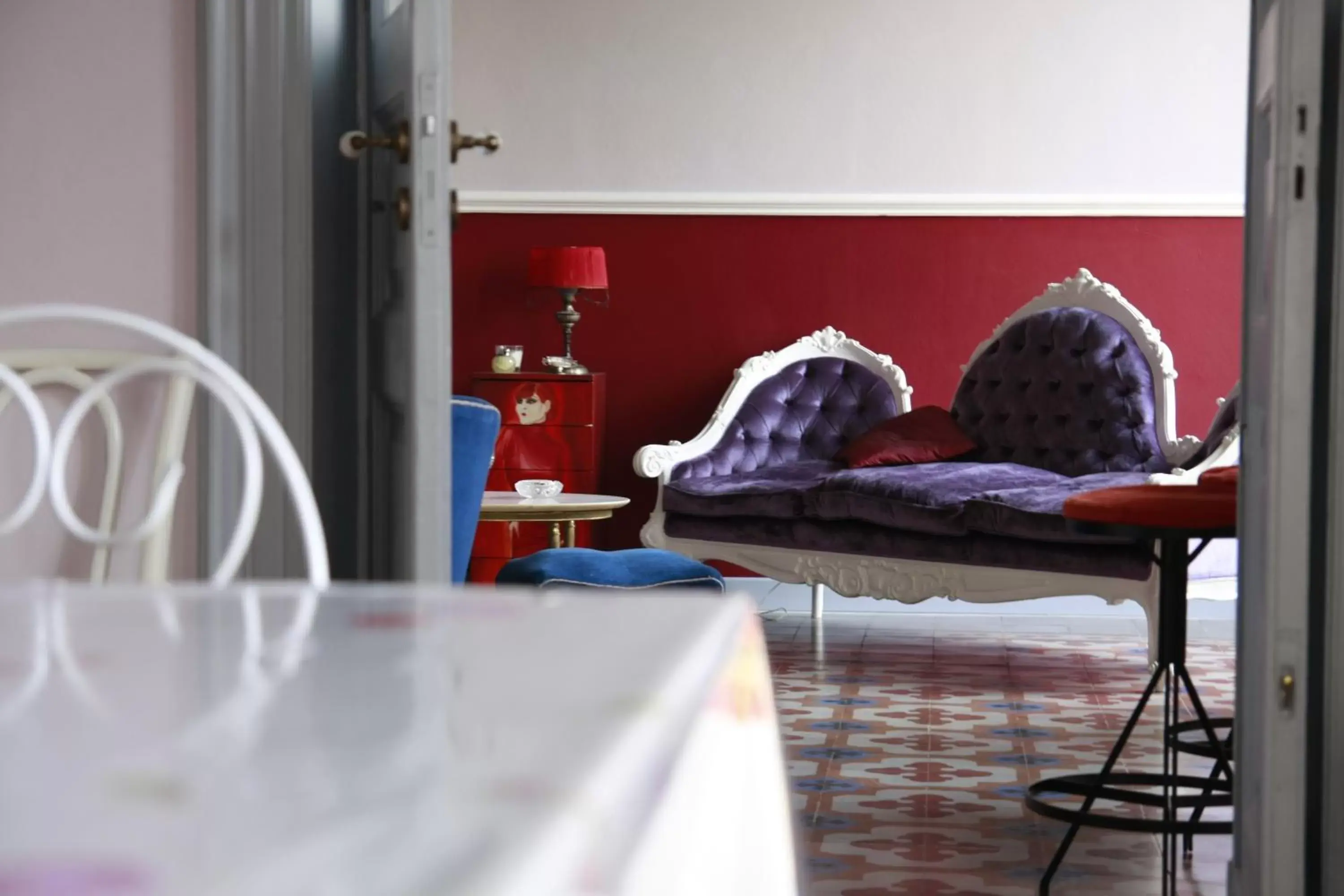 Communal lounge/ TV room, Bed in Maison Decò
