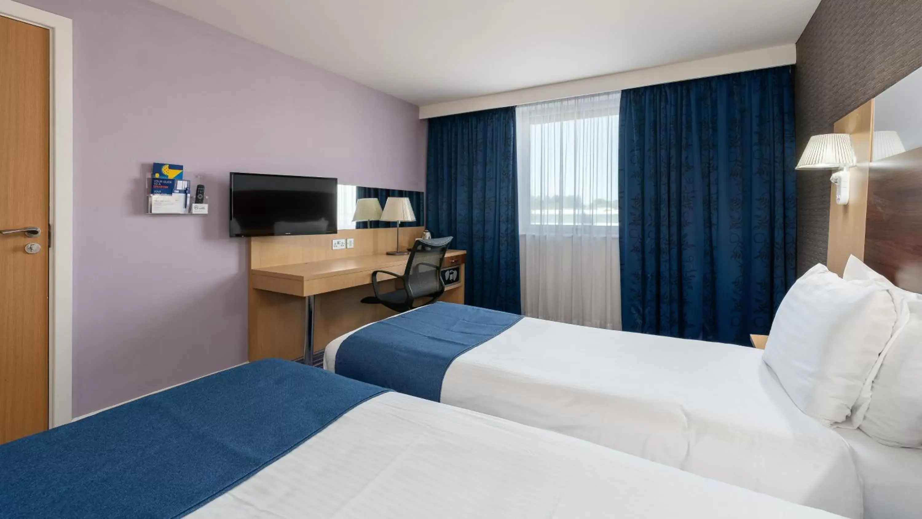 TV and multimedia, Bed in Holiday Inn Express Leigh - Sports Village, an IHG Hotel
